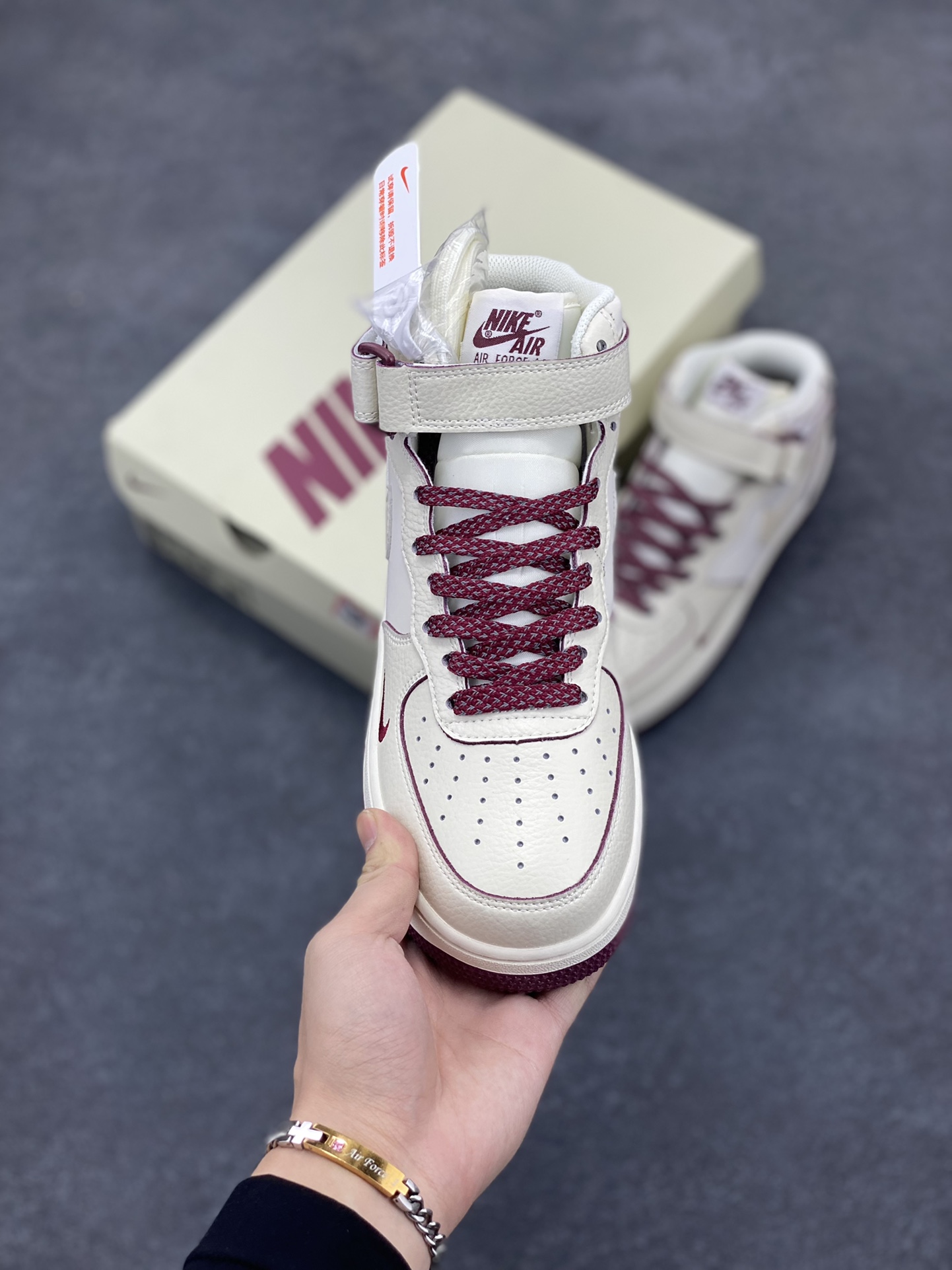 图片[2]-小红书爆款  Nike Air Force 1 MID \’07 “酒红珠光”小勾空军一号中帮休闲板鞋 3M反光 定制皮料 原楦原纸板 纯正版型 清洁度完美 内置全掌气垫 货号：SG2356-803 尺码：36 36.5 37.5 38 38.5 39 40 40.5 41 42 42.5 43 44 44.5 45-选品中心