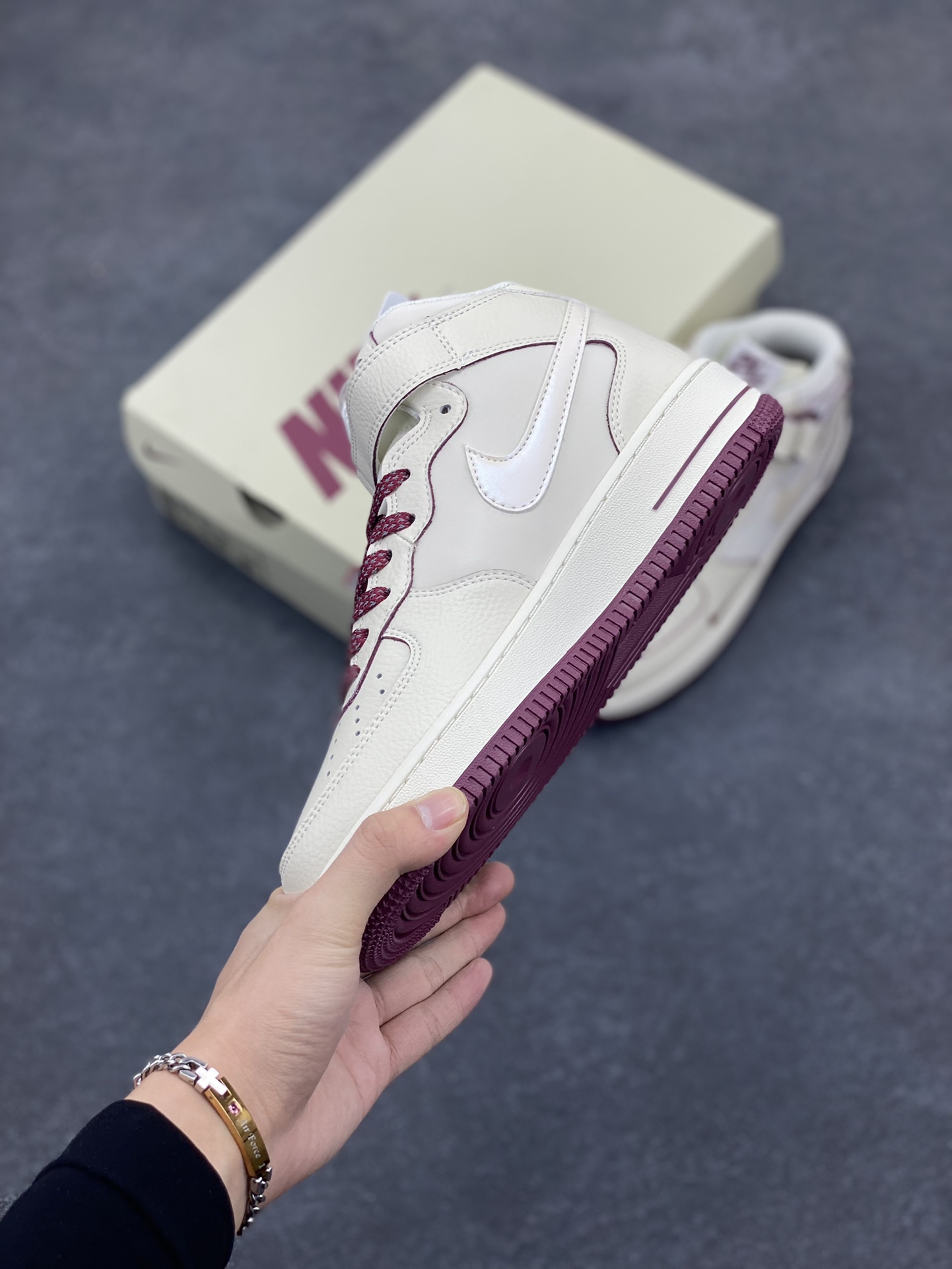 图片[3]-小红书爆款  Nike Air Force 1 MID \’07 “酒红珠光”小勾空军一号中帮休闲板鞋 3M反光 定制皮料 原楦原纸板 纯正版型 清洁度完美 内置全掌气垫 货号：SG2356-803 尺码：36 36.5 37.5 38 38.5 39 40 40.5 41 42 42.5 43 44 44.5 45-选品中心