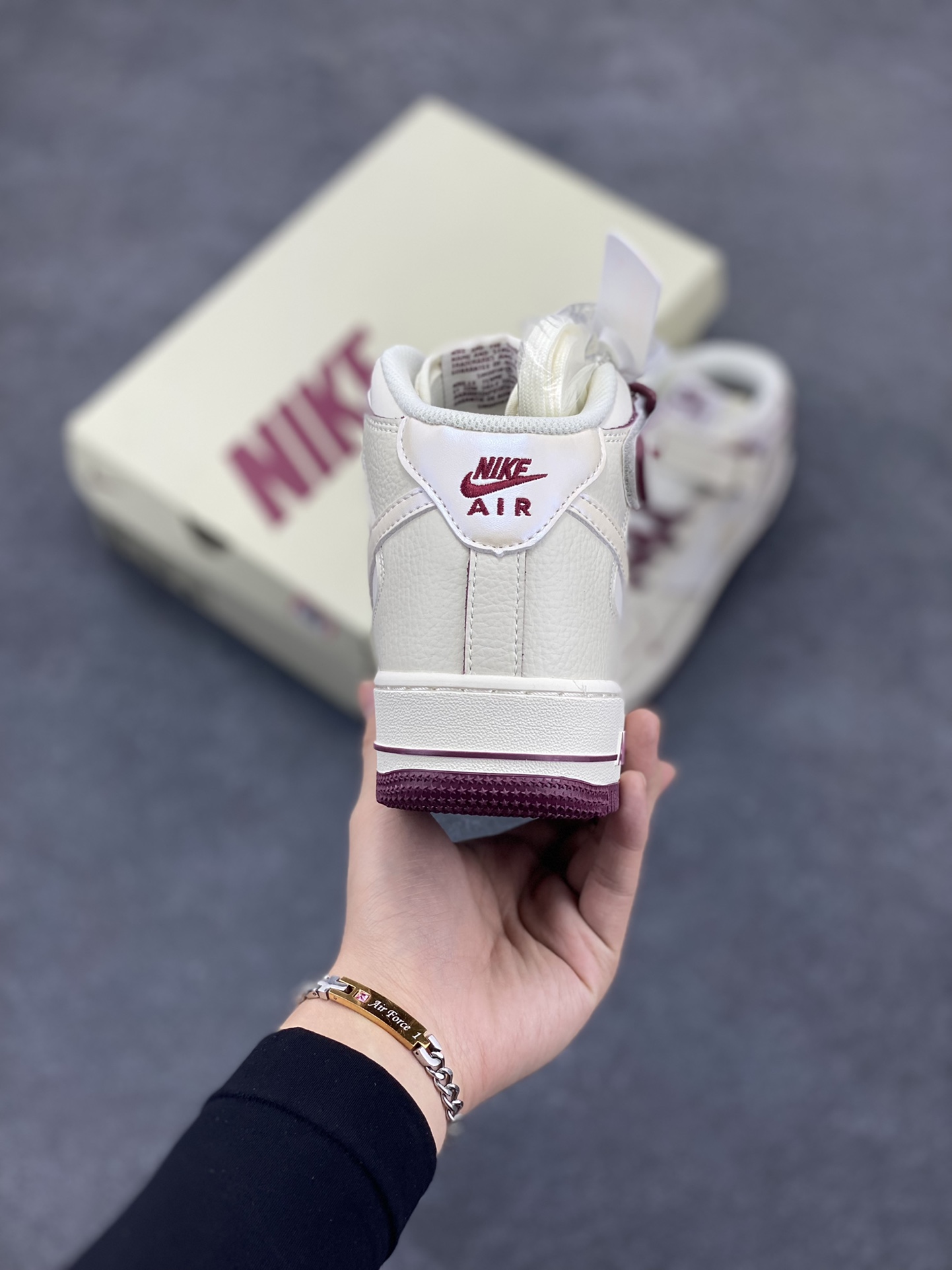 图片[4]-小红书爆款  Nike Air Force 1 MID \’07 “酒红珠光”小勾空军一号中帮休闲板鞋 3M反光 定制皮料 原楦原纸板 纯正版型 清洁度完美 内置全掌气垫 货号：SG2356-803 尺码：36 36.5 37.5 38 38.5 39 40 40.5 41 42 42.5 43 44 44.5 45-选品中心