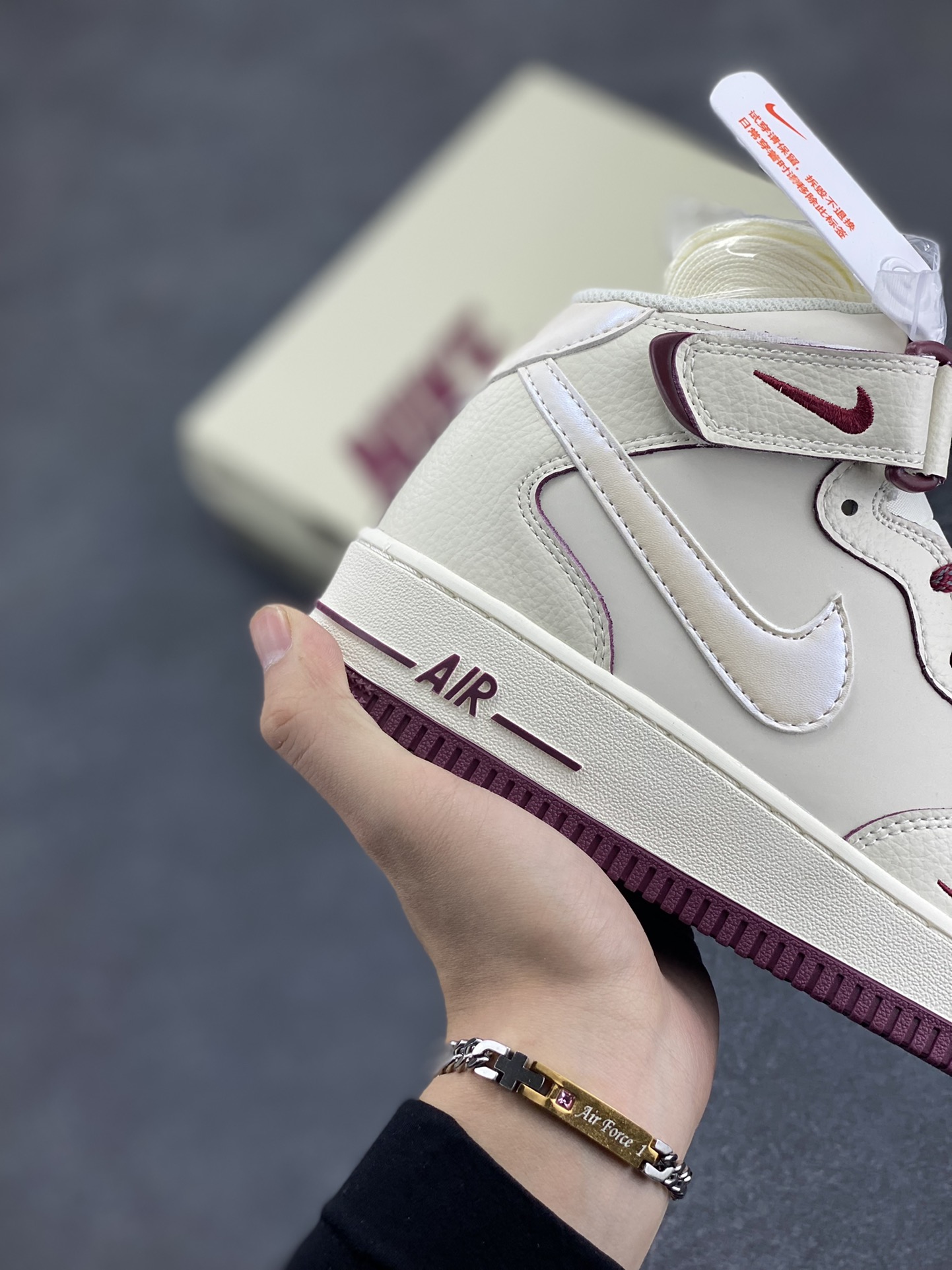 图片[6]-小红书爆款  Nike Air Force 1 MID \’07 “酒红珠光”小勾空军一号中帮休闲板鞋 3M反光 定制皮料 原楦原纸板 纯正版型 清洁度完美 内置全掌气垫 货号：SG2356-803 尺码：36 36.5 37.5 38 38.5 39 40 40.5 41 42 42.5 43 44 44.5 45-选品中心
