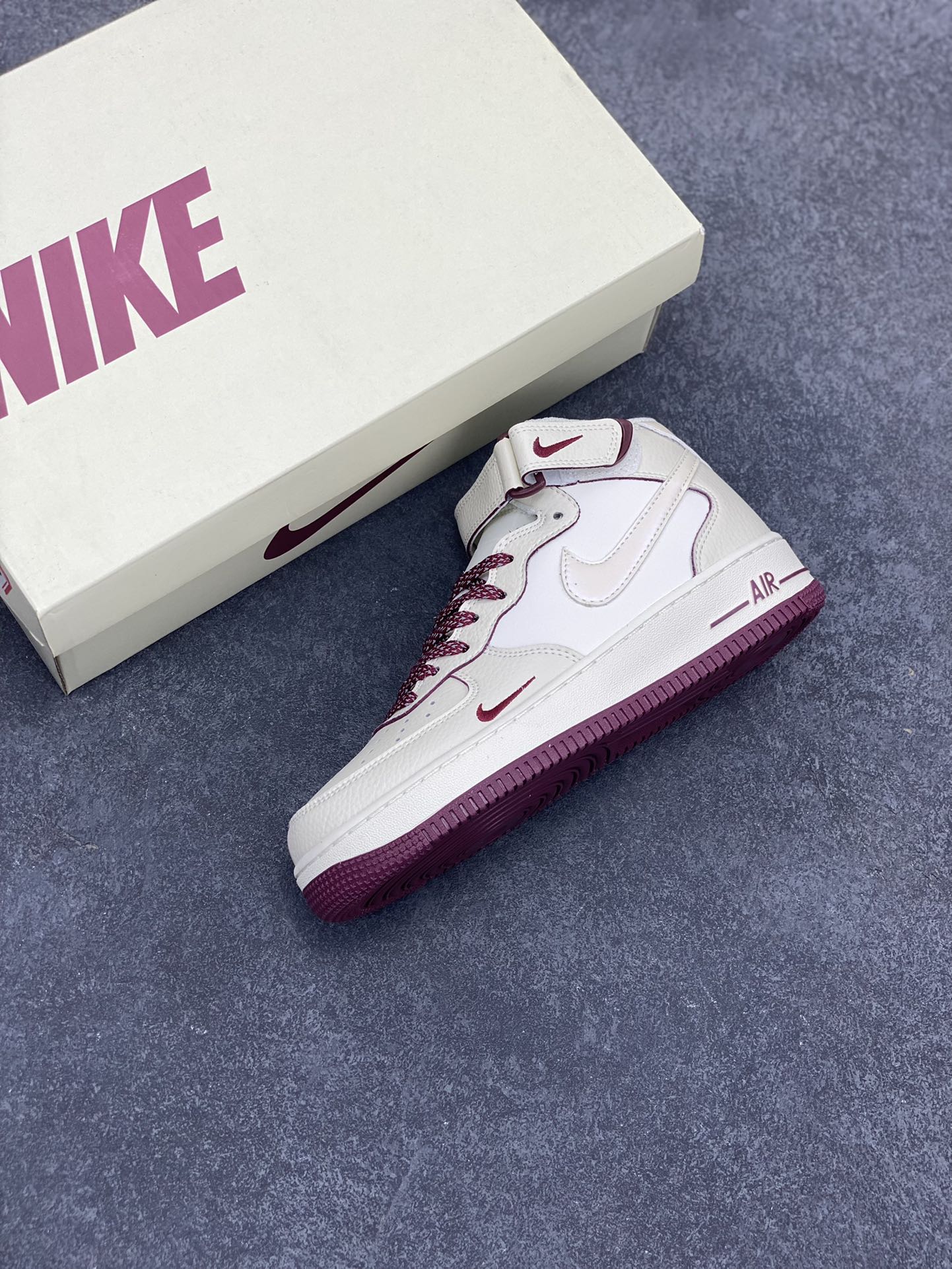 图片[7]-小红书爆款  Nike Air Force 1 MID \’07 “酒红珠光”小勾空军一号中帮休闲板鞋 3M反光 定制皮料 原楦原纸板 纯正版型 清洁度完美 内置全掌气垫 货号：SG2356-803 尺码：36 36.5 37.5 38 38.5 39 40 40.5 41 42 42.5 43 44 44.5 45-选品中心