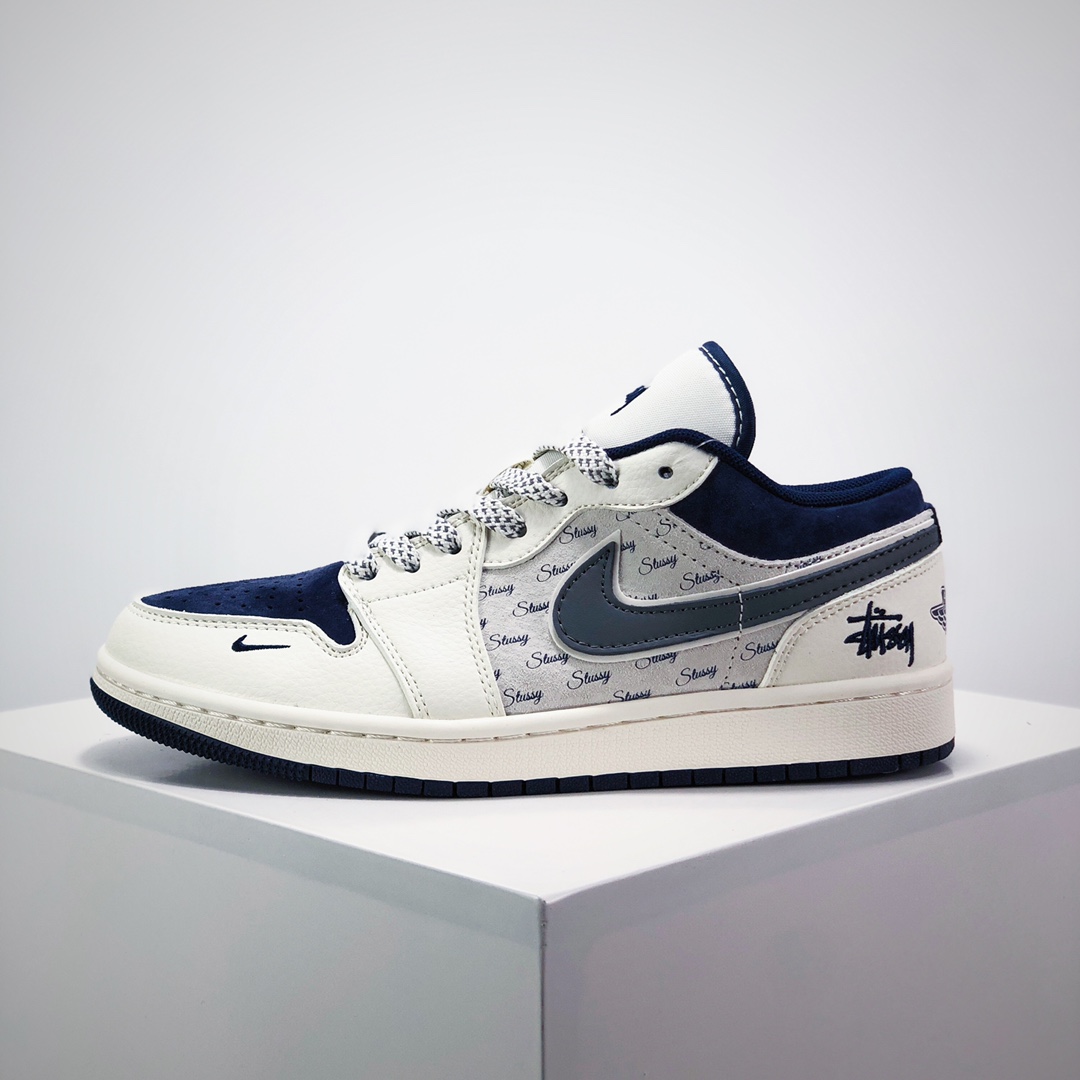海外爆款限量发售!公司级 Nike Jordan Air Jordan 1“斯图西联名——灰勾英文” 高端定制 低帮 复古 减震 防滑 耐磨 篮球鞋 定制鞋盒 大厂纯原品质出货 超高清洁度 皮料切割干净无任何毛边 细节完美 货号:XS6086-001