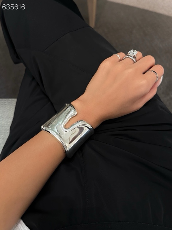 Tiffany & Co. TFN蒂芙妮Tiffany欧美 走秀款夸张金属光面手镯 Elsa Peretti系列开口手镯致敬自然之美