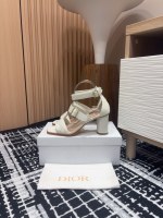 25SS Spring und Sommer New Dior Dway 3 bestickte Sandalen mit High Heels Diese Dway High Heel Sandals ist ein neues Produkt im frühen Frühling 2025 -Kleidungsreihe, das Diors klassisches Gegenstand mit einer modischen und eleganten Silhouette neu interpretiert. Es wird sorgfältig aus Cowide -Leder und anderen Materialien gefertigt, gepaart mit einer Reihe verstellbarer Schnallen, und das Obermaterial ist mit dem christlichen Dior Paris -Logo gestickt. Kombiniert mit einem weichen, quadratischen Zehen und zylindrischem Fersendesign zeigt es den Modestil. Oberes: Kalbskinel Oberes Innere: Schaffell mit Inneren Fersenabsatz Heel Ferse: 8 cm /10 cm Sohle: Echte Leder-Sohle Größe: 35-39 (34, 40, 41, 42, 43 Anpassung ohne Rückkehr) 1 25SS Spring und Sommer New Dior Dway 3 bestickte Sandalen mit High Heels Diese Dway High Heel Sandals ist ein neues Produkt im frühen Frühling 2025 -Kleidungsreihe, das Diors klassisches Gegenstand mit einer modischen und eleganten Silhouette neu interpretiert. Es wird sorgfältig aus Cowide -Leder und anderen Materialien gefertigt, gepaart mit einer Reihe verstellbarer Schnallen, und das Obermaterial ist mit dem christlichen Dior Paris -Logo gestickt. Kombiniert mit einem weichen, quadratischen Zehen und zylindrischem Fersendesign zeigt es den Modestil. Oberes: Kalbskinel Oberes Innere: Schaffell mit Inneren Fersenabsatz Heel Ferse: 8 cm /10 cm Sohle: Echte Leder-Sohle Größe: 35-39 (34, 40, 41, 42, 43 Anpassung ohne Rückkehr)