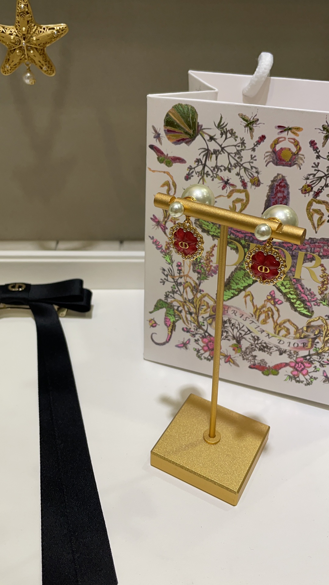 NO:631670,88170 Today's new products, the latest model in 25 years, gold CD pink resin four-leaf clover pearl double ball earrings, peach pink four-leaf clover small pendant with a circle of millet beads, paired with classic pearl double balls, very recognizable, very delicate and fashionable lady style, consistent brass material, custom pearls, Cartier high-end jewelry1986090988170今日新品 25年最新款 金色CD粉色树脂四叶草珍珠双球耳钉 桃粉色四叶草小吊坠外镶一圈小米珠 搭配经典珍珠双球极具辨识度 非常娇俏又时髦贵气的大小姐风格 z一致黄铜材质 定制珍珠,,卡迪亚高端饰品,Jewelry