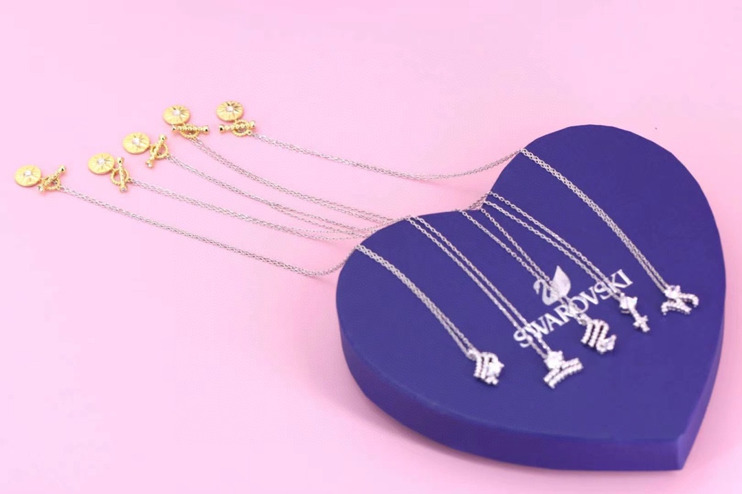  Swarovski 十二星座 锁骨项链

挑选属于你的星座，在星座符号上镶嵌细致的施华洛世奇水晶，搭配