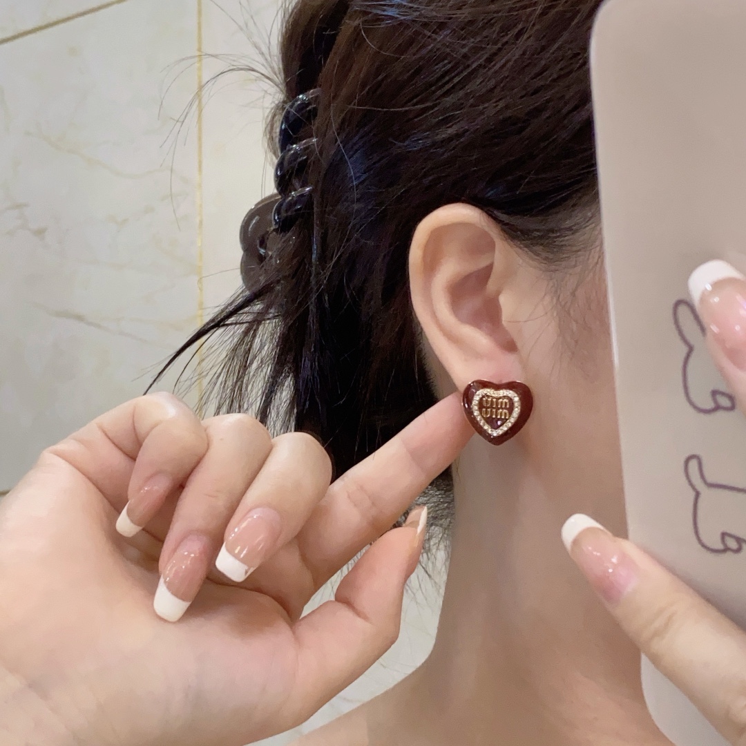 NO:108541,New style: MIUMIU's letters, love diamond design, New Year's red earrings are a little fairy, a must-have item for goddesses, very feminine, super beautiful earrings, I personally like the same style of internet celebrities, fashion trend, Zp consistent (brass material) is another versatile style that is worn in all seasons, jewelry quality, miumiu, earrings19860909新款 缪缪（MIUMIU）字母爱心镶钻设计新年红耳钉就是小仙女 女神必备单品 非常有女人气质 超美耳环、个人非常喜欢网红同款 时尚潮流 Zp一致(黄铜材质）又是一款百搭不分四季佩戴的一款,饰品精品,miumiu,earrings,Jewelry