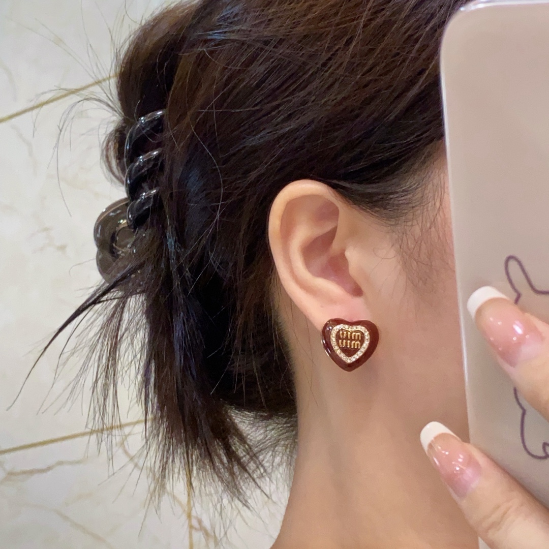 Miu Miu 新款 缪缪（MIUMIU）字母爱心镶钻设计新年红耳钉