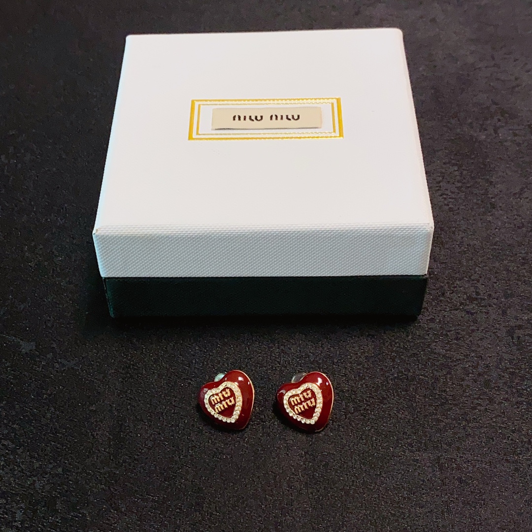 Miu Miu 新款 缪缪（MIUMIU）字母爱心镶钻设计新年红耳钉