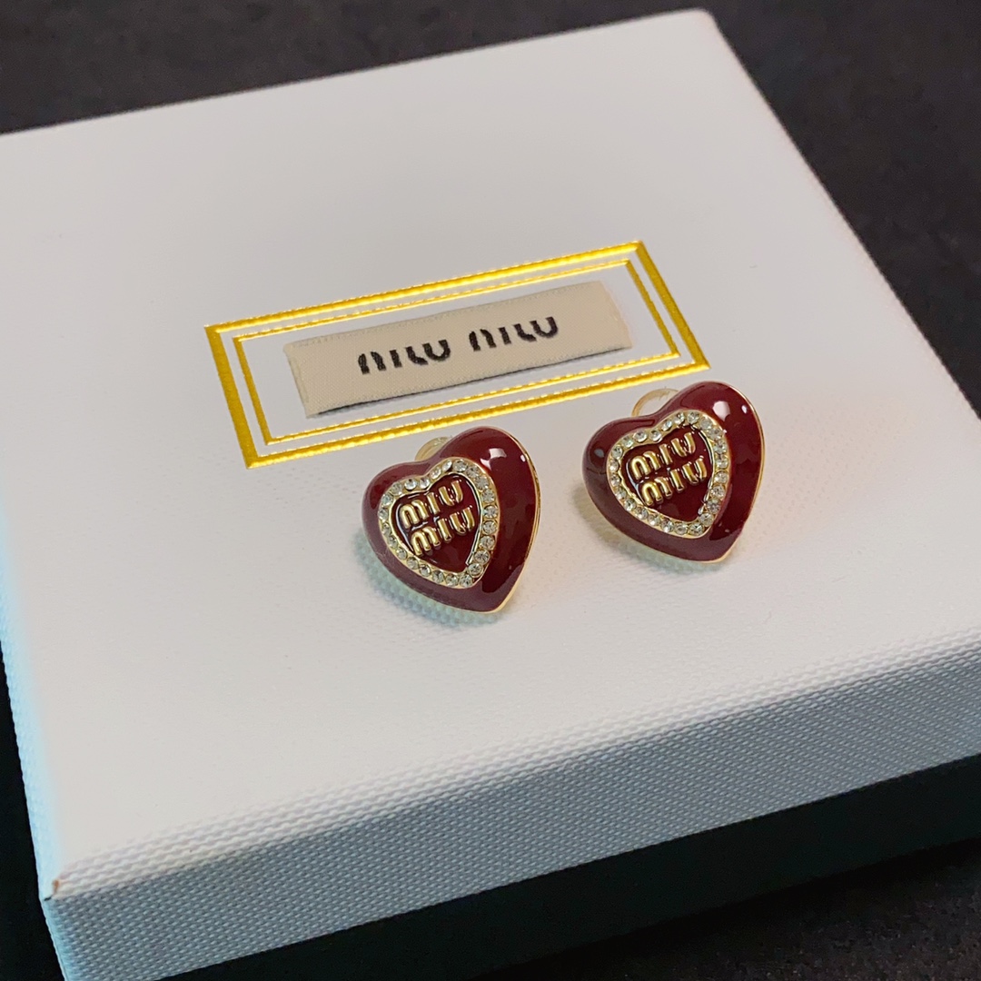 Miu Miu 新款 缪缪（MIUMIU）字母爱心镶钻设计新年红耳钉