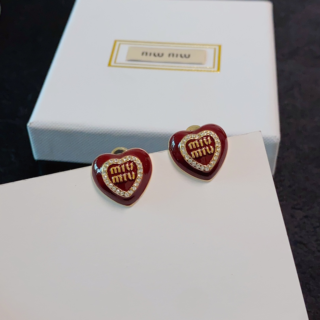 Miu Miu 新款 缪缪（MIUMIU）字母爱心镶钻设计新年红耳钉
