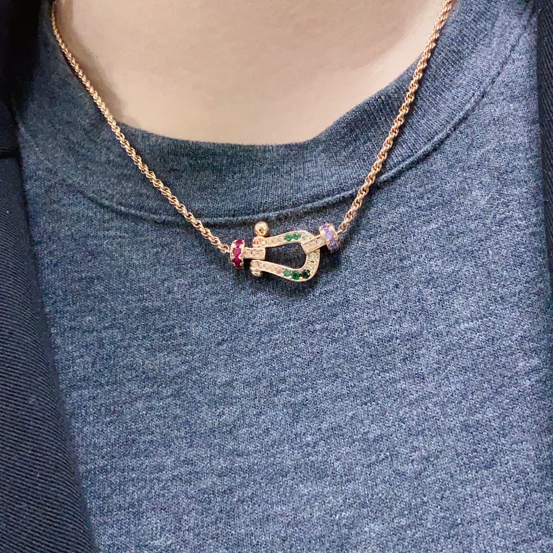 NO:108547,New product releases hot rose gold Fred Fred Color Diamond Full Diamond Small Horseshoe Buckle Neutral High-quality Necklace Brand Fashionable FORCE Series Necklace High-end Customization ~ Yajin Micro Electroplating 18k Gold Craft Seiko Horseshoe Buckle Necklace!  The upper body effect is very versatile. Internet celebrity experts. A must-have item for fashion. Rose gold buckles for men and women. Couple styles, jewelry quality, necklace19860909新品发布火爆玫瑰金费雷德 Fred斐登彩钻满钻小马蹄扣中性款高品质项链大牌 时尚 精致FORCE 系列项链高端定制～亚金微电镀18k金工艺 精工马蹄扣头项链！上身效果非常百搭 网红达人 时尚一族必备单品 玫瑰金扣头男女同款情侣款,饰品精品,necklace,Jewelry