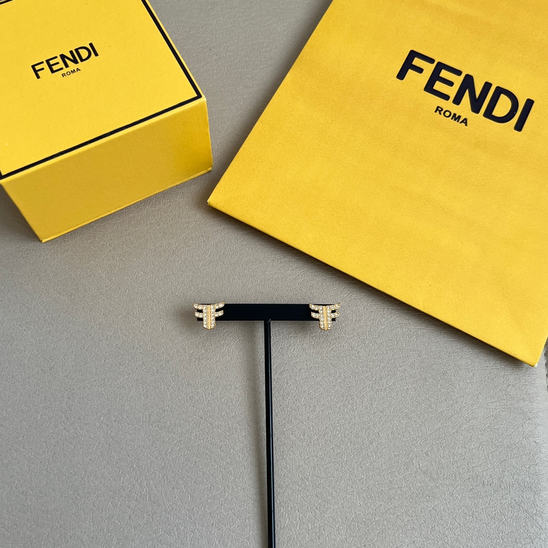 FENDI芬迪耳钉高端定制爆款新款简单大方耳钉华丽登场很难见到如此熟悉素雅的耳钉非常适合日常搭配宝宝们这