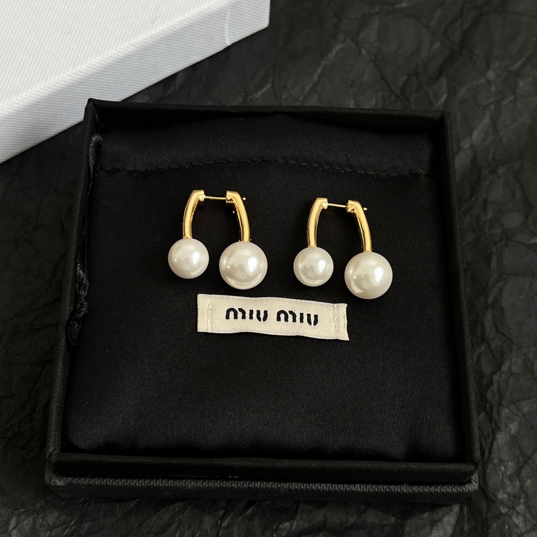 miumiu珍珠耳钉设计感满满的小巧精致不挑脸型.非常百搭.