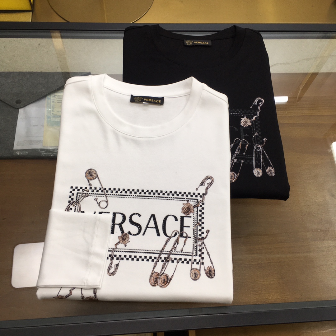 NO:132716,New products are on the market [Versac...] 2025 spring counter new products, casual long-sleeved T-shirts [single wear base], top trading company goods, heavy high-end products, original Italian, perfect and first-class quality!  A single item with a strong sense of craft logo design, bringing fashion aesthetics to the extreme, it is quite artistic, and custom-made imported high-end mercerized cotton material!  The fabric is soft and comfortable!  The details are in place, and the construction is very unique and clever, and the whole body is clean and neat, and the lines are simple and elegant. It is suitable to wear a base alone!  Color: White Black (Good of Fatty) Number of codes: M-5XL [Please report height and weight by placing an order], versace,tees,t-shirt,alexander wang19860909新品上市【Versac...】 2025春季专柜新品 休闲长袖T恤【单穿打底】,顶级贸易公司货,重磅高端尖品,意大利原产 品相完美一流！工艺logo设计感超强的一款单品,将时装美学发挥到极致,相当有意境,定制进口高级丝光棉材质！面料柔软舒适！细节设计到位,非常别致巧妙的构建,通体干净利落,线条感简洁大方.单穿打底皆宜！ 颜色:白色 黑色(胖子福音) 码数:M-5XL【下单请报身高体重】,,versace,tees，t-shirt,alexander wang,Men's clothing