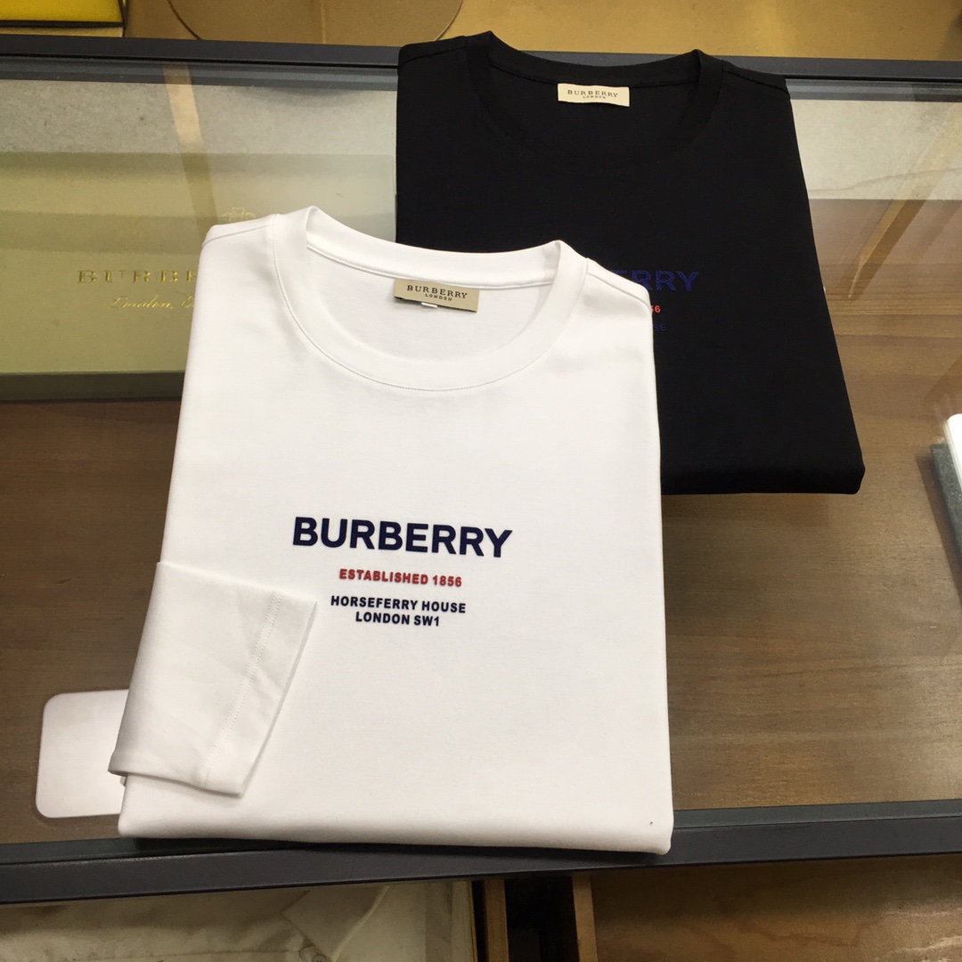 NO:132705,New products are on the market [Burber...y...] 2025 spring counter new products, casual long-sleeved T-shirts [single wear base], top trading company goods, heavy high-end products, original Italian, perfect and first-class quality!  A single item with a strong sense of craft logo design, bringing fashion aesthetics to the extreme, it is quite artistic, and custom-made imported high-end mercerized cotton material!  The fabric is soft and comfortable!  The details are in place, and the construction is very unique and clever, and the whole body is clean and neat, and the lines are simple and elegant. It is suitable to wear a base alone!  Color: White Black (Good of Fatty) Number of codes: M-5XL [Please report height and weight by placing an order], burberry, tees, t-shirt, alexander wang19860909新品上市【Burber...y...】 2025春季专柜新品 休闲长袖T恤【单穿打底】,顶级贸易公司货,重磅高端尖品,意大利原产 品相完美一流！工艺logo设计感超强的一款单品,将时装美学发挥到极致,相当有意境,定制进口高级丝光棉材质！面料柔软舒适！细节设计到位,非常别致巧妙的构建,通体干净利落,线条感简洁大方.单穿打底皆宜！ 颜色:白色 黑色(胖子福音) 码数:M-5XL【下单请报身高体重】,,burberry,tees，t-shirt,alexander wang,Men's clothing