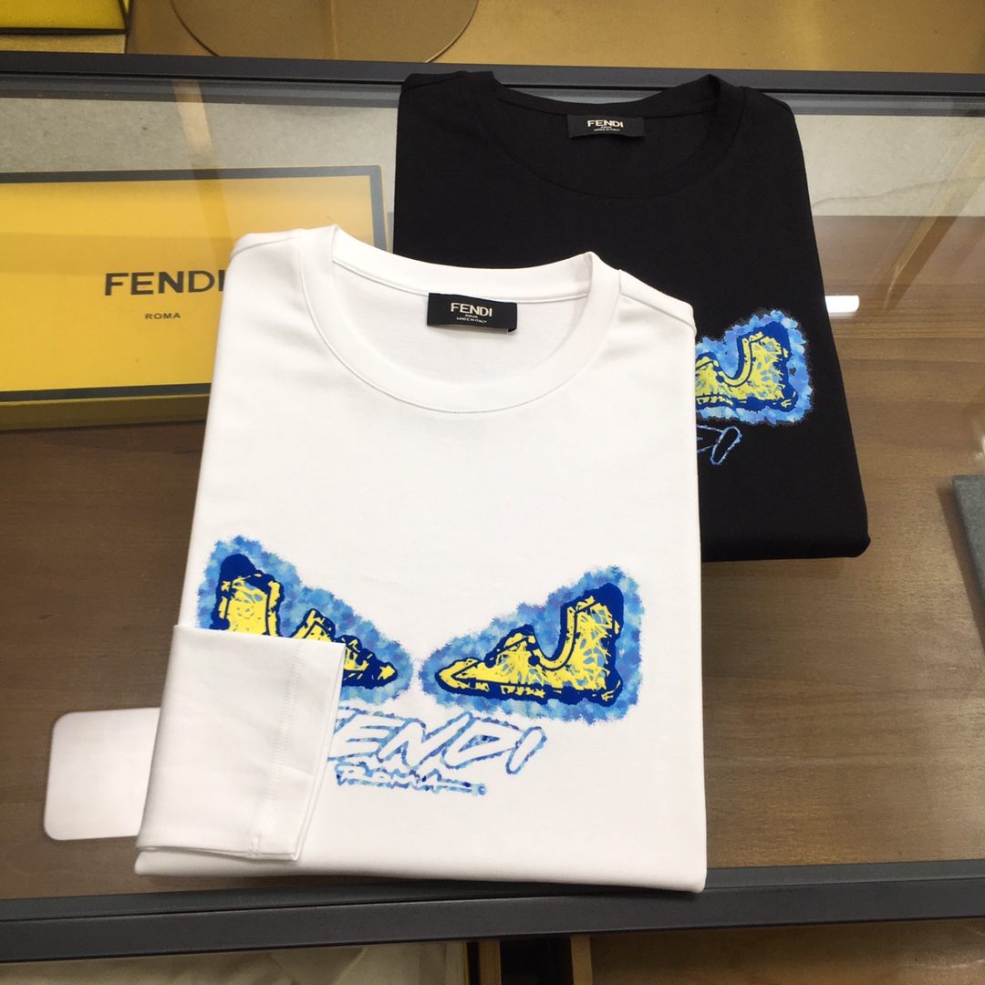 NO:132708,New products are on the market [Fend...] 2025 spring counter new products, casual long-sleeved T-shirts [single wear base], top trading company goods, heavy high-end products, original from Italy, perfect and first-class quality!  A single item with a strong sense of craft logo design, bringing fashion aesthetics to the extreme, it is quite artistic, and custom-made imported high-end mercerized cotton material!  The fabric is soft and comfortable!  The details are in place, and the construction is very unique and clever, and the whole body is clean and neat, and the lines are simple and elegant. It is suitable to wear a base alone!  Color: White Black (Good of Fatty) Number of codes: M-5XL [Please report height and weight by placing an order], fendi,tees, t-shirt,alexander wang19860909新品上市【Fend...】 2025春季专柜新品 休闲长袖T恤【单穿打底】,顶级贸易公司货,重磅高端尖品,意大利原产 品相完美一流！工艺logo设计感超强的一款单品,将时装美学发挥到极致,相当有意境,定制进口高级丝光棉材质！面料柔软舒适！细节设计到位,非常别致巧妙的构建,通体干净利落,线条感简洁大方.单穿打底皆宜！ 颜色:白色 黑色(胖子福音) 码数:M-5XL【下单请报身高体重】,,fendi,tees，t-shirt,alexander wang,Men's clothing