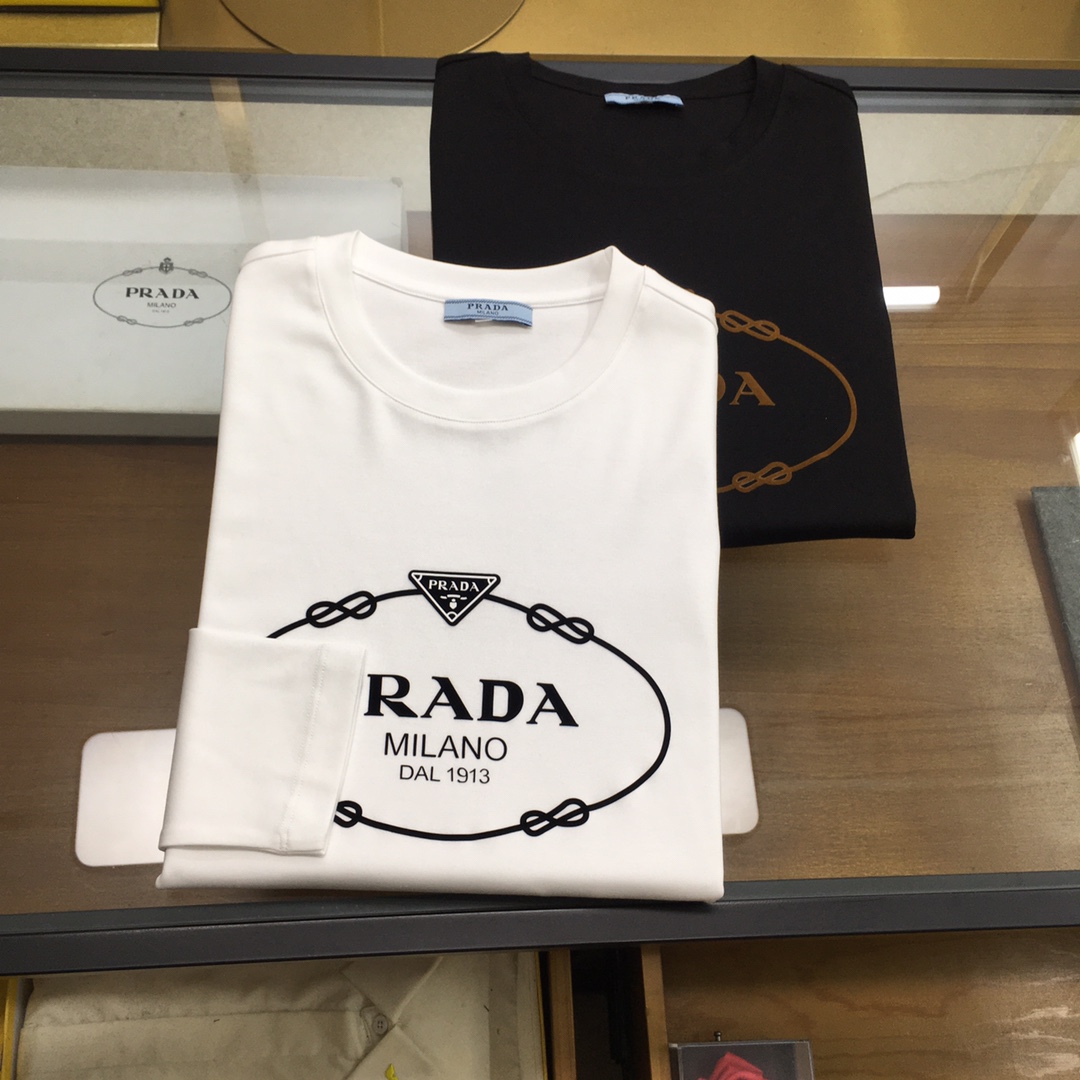 NO:132714,New products are on the market [Prad...] 2025 spring counter new products, casual long-sleeved T-shirts [single wear base], top trading company goods, heavyweight high-end products, original from Italy, perfect and first-class quality!  A single item with a strong sense of craft logo design, bringing fashion aesthetics to the extreme, it is quite artistic, and custom-made imported high-end mercerized cotton material!  The fabric is soft and comfortable!  The details are in place, and the construction is very unique and clever, and the whole body is clean and neat, and the lines are simple and elegant. It is suitable to wear a base alone!  Color: White Black (Good of Fatty) Number of codes: M-5XL [Please report height and weight by placing an order], prada,tees, t-shirt, alexander wang19860909新品上市【Prad...】 2025春季专柜新品 休闲长袖T恤【单穿打底】,顶级贸易公司货,重磅高端尖品,意大利原产 品相完美一流！工艺logo设计感超强的一款单品,将时装美学发挥到极致,相当有意境,定制进口高级丝光棉材质！面料柔软舒适！细节设计到位,非常别致巧妙的构建,通体干净利落,线条感简洁大方.单穿打底皆宜！ 颜色:白色 黑色(胖子福音) 码数:M-5XL【下单请报身高体重】,,prada,tees，t-shirt,alexander wang,Men's clothing