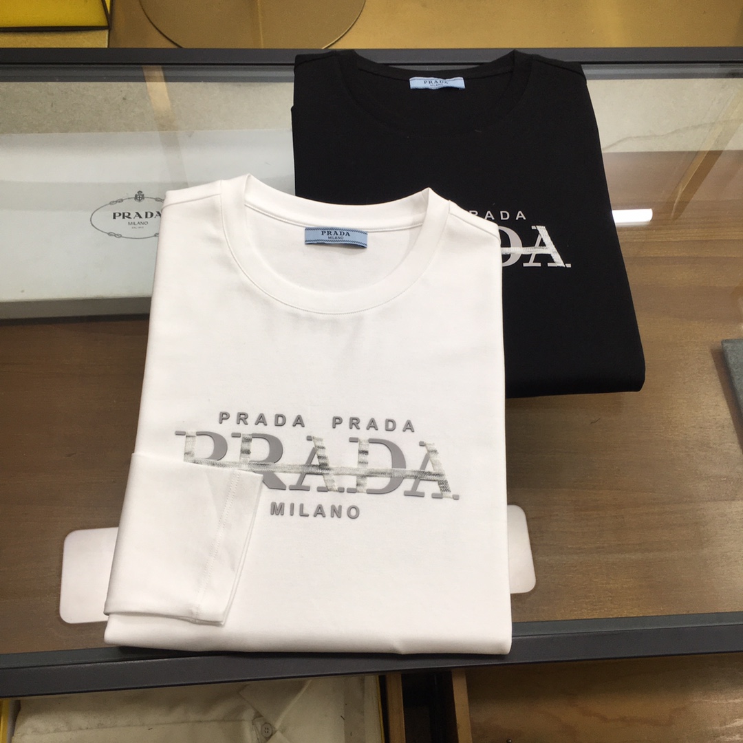 NO:132729,New products are on the market [Prad...] 2025 spring counter new products, casual long-sleeved T-shirts [single wear base], top trading company goods, heavyweight high-end products, original from Italy, perfect and first-class quality!  A single item with a strong sense of craft logo design, bringing fashion aesthetics to the extreme, it is quite artistic, and custom-made imported high-end mercerized cotton material!  The fabric is soft and comfortable!  The details are in place, and the construction is very unique and clever, and the whole body is clean and neat, and the lines are simple and elegant. It is suitable to wear a base alone!  Color: White Black (Good of Fatty) Number of codes: M-5XL [Please report height and weight by placing an order], prada,tees, t-shirt, alexander wang19860909新品上市【Prad...】 2025春季专柜新品 休闲长袖T恤【单穿打底】,顶级贸易公司货,重磅高端尖品,意大利原产 品相完美一流！工艺logo设计感超强的一款单品,将时装美学发挥到极致,相当有意境,定制进口高级丝光棉材质！面料柔软舒适！细节设计到位,非常别致巧妙的构建,通体干净利落,线条感简洁大方.单穿打底皆宜！ 颜色:白色 黑色(胖子福音) 码数:M-5XL【下单请报身高体重】,,prada,tees，t-shirt,alexander wang,Men's clothing