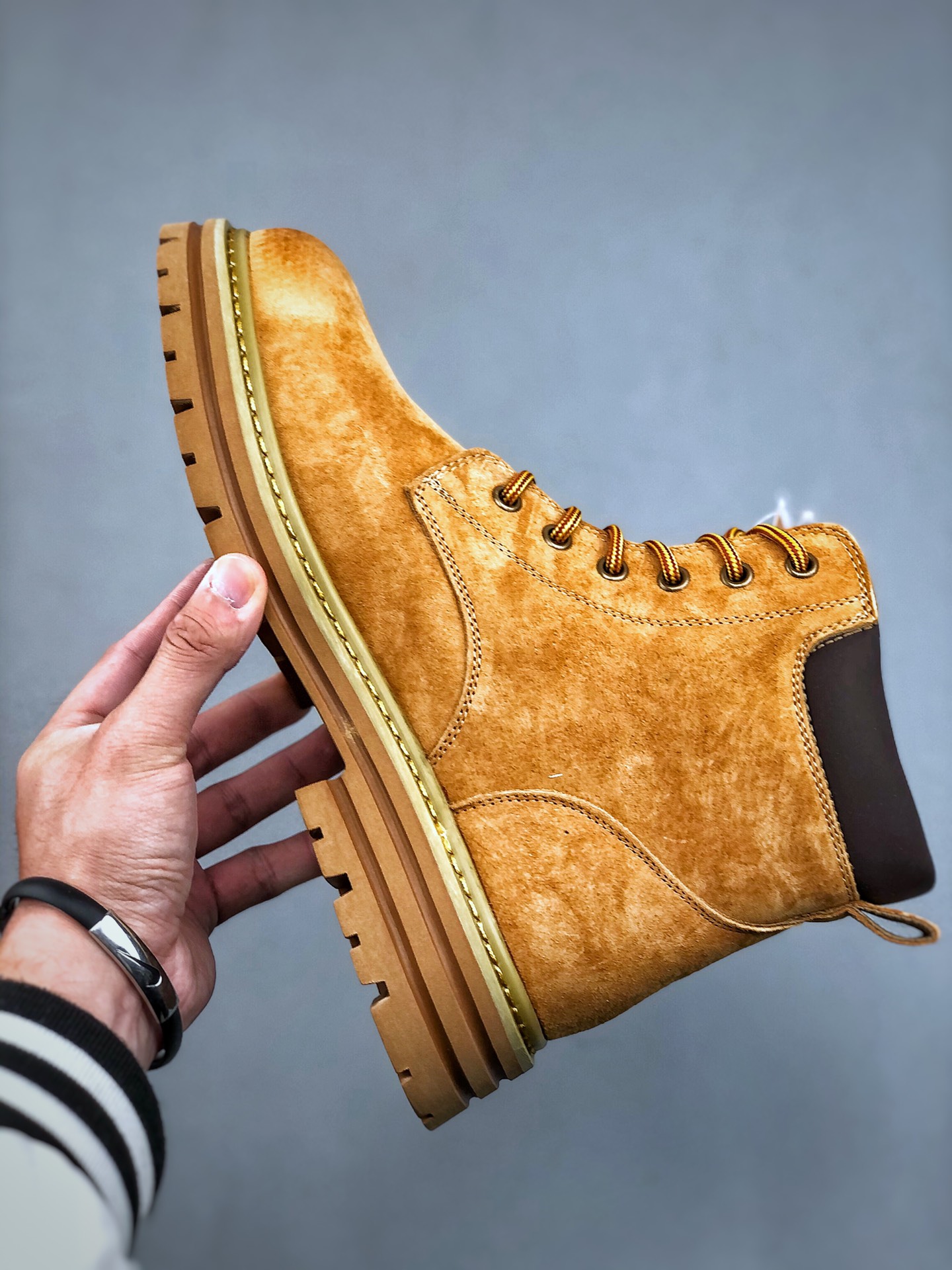 💰真标190💰公司级280💰纯原380 新货🚀Timberland添柏岚/天伯伦户外高帮休闲大黄靴系列 #广东大厂品质 原盒原包装 #24ss新款 时尚潮流搭配 面料采用意大利🇮🇹顶级磨砂细纹牛皮 搭配防臭防腐真皮乳胶鞋垫 大底到五金都是代工厂原材料制作 同原版固特异永不开胶工艺 好货不杀猪 首单质量严格把控 全网独家首发 品质毋庸置疑 全套官网统一包装 给您完美的穿着体验 质量考究耐穿 型男必备 专治不帅 高品质脚感一流 今年冬季防寒户外专用 日常随意搭配 尺码：41-45