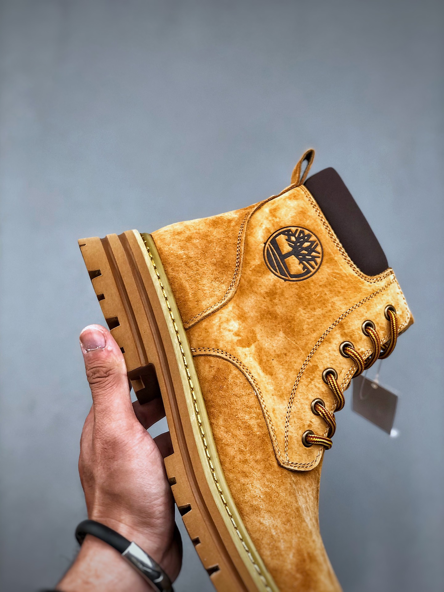 💰真标190💰公司级280💰纯原380 新货🚀Timberland添柏岚/天伯伦户外高帮休闲大黄靴系列 #广东大厂品质 原盒原包装 #24ss新款 时尚潮流搭配 面料采用意大利🇮🇹顶级磨砂细纹牛皮 搭配防臭防腐真皮乳胶鞋垫 大底到五金都是代工厂原材料制作 同原版固特异永不开胶工艺 好货不杀猪 首单质量严格把控 全网独家首发 品质毋庸置疑 全套官网统一包装 给您完美的穿着体验 质量考究耐穿 型男必备 专治不帅 高品质脚感一流 今年冬季防寒户外专用 日常随意搭配 尺码：41-45