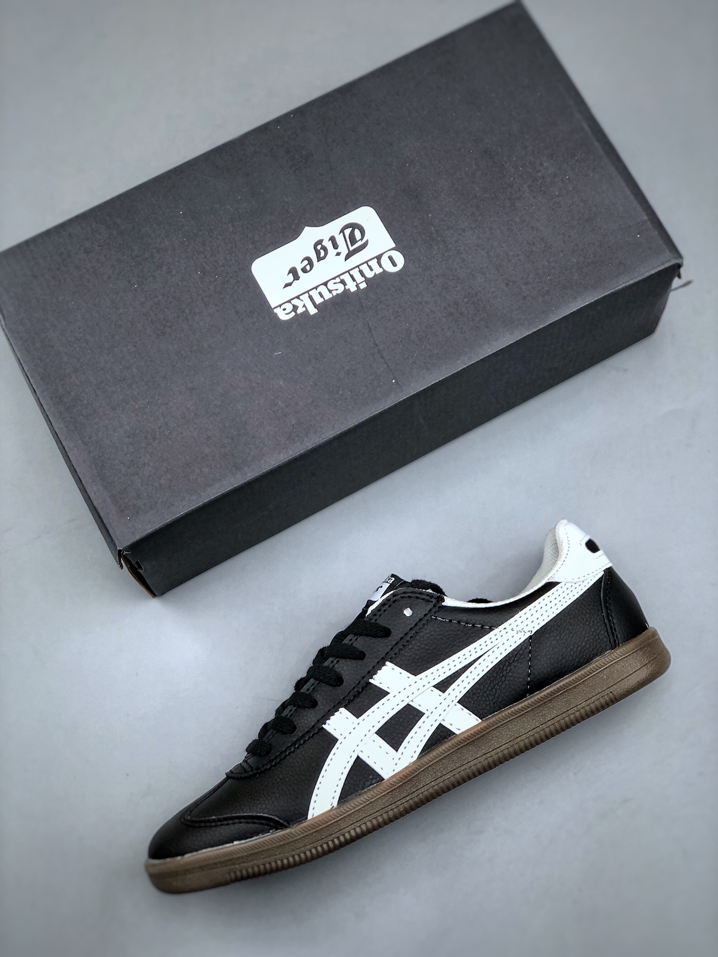 Onitsuka Tiger Tokuten 复古低帮休闲跑鞋 TOKUTEN的灵感来源于80年代的室内用鞋 T-TOE前足补强设计 3