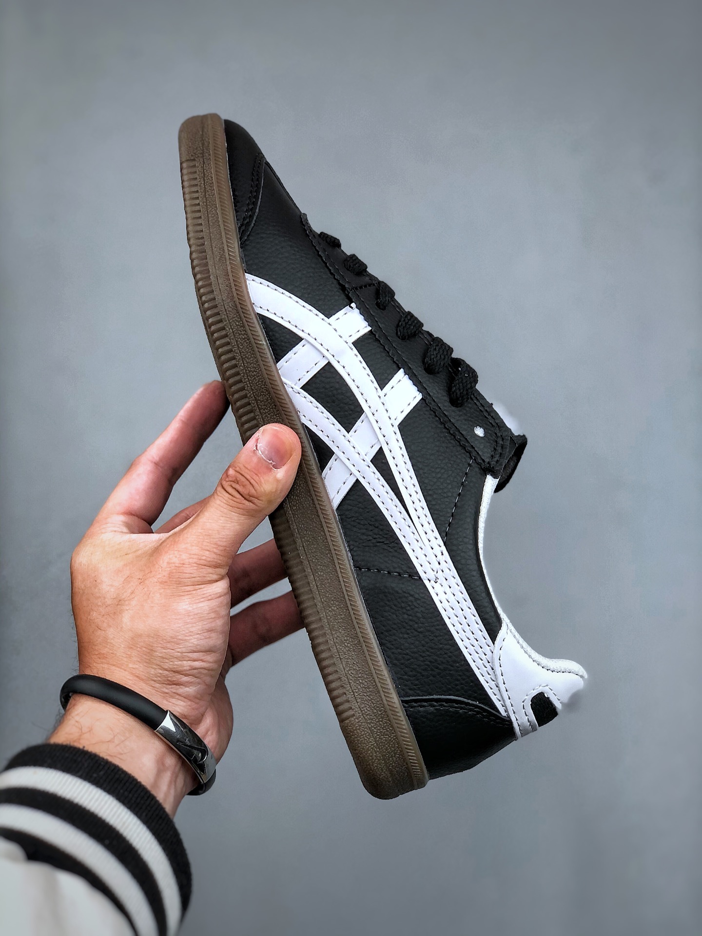 Onitsuka Tiger Tokuten 复古低帮休闲跑鞋 TOKUTEN的灵感来源于80年代的室内用鞋 T-TOE前足补强设计 2