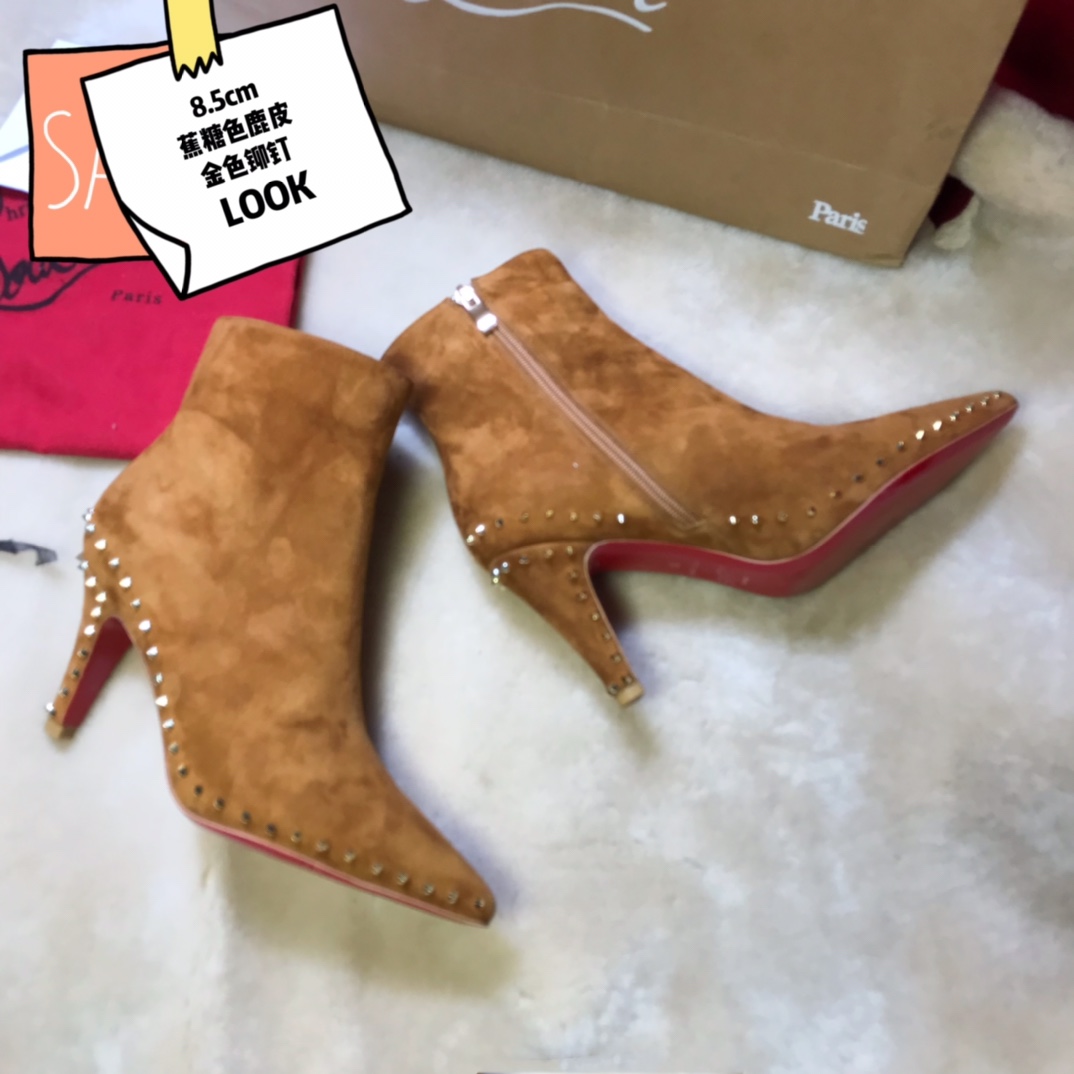 NO:100402,High-end customized autumn and winter boot series!  H8.5Cm, size 34-42. Private mold trademark zipper. X893-1002 caramel color deer leather, sheepskin, leather large styling, official website synchronous. 8-inch boots. Standard European code Reference: X893-002 Color:brown Material:veau velours Lining:goat leather Heel height:8.5Cm Sole:leather sole Size:EUR 34-42 (US 4-11):,,christian louboutin,boots,sheepskin19860909高端订制 秋冬靴系列！ H8.5Cm,尺码34-42码.私模商标拉链 .X893-1002焦糖色鹿皮,羊皮里,真皮大厎,官网同步.8寸靴. 标准欧码 Reference:X893-002 Color:brown Material:veau velours Lining:goat leather Heel heigh:8.5Cm Sole:leather sole Size:EUR 34－42（US 4一11) :,,christian louboutin,boots,sheepskin,Women's Shoes
