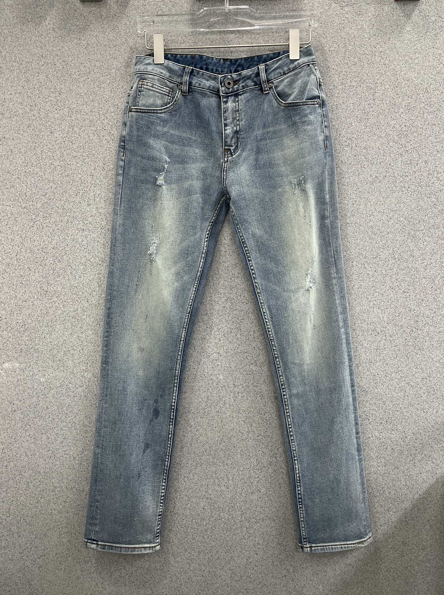 NO:115921,Valentino Spring and Summer New Jeans High-end denim fabrics, beautiful color, slim fit, micro-stretch fabrics, random and versatile, long-lasting, no deformation, no color change, excellent upper body effect. Elegant and elegant tailoring, constantly innovative design, always maintain noble and elegant style and taste, small straight fit, fashionable products, number 29-38, no 35 37,,valentino,jeans,alexander wang19860909华伦春夏新款牛仔裤 高端牛仔面料 色泽靓丽,修身版型 微弹力面料 随意百搭 久洗不变形 不变色 上身效果极佳.大方优雅的剪裁,设计不断创新却始终保持着高贵优雅的风格和品位 版型小直筒 时尚佳品  码数29-38 无35 37,,valentino,jeans,alexander wang,Men's clothing