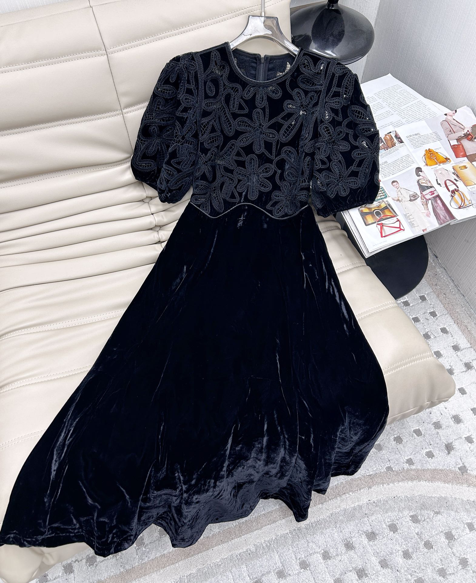 NO:310754,New French retro spliced ​​velvet dress with round neck hollow lace puff sleeve design makes the dressing comfortable, the spliced ​​velvet design makes the waist look more mysterious and sexy, super heavy industry fabric, the upper body is full of the atmosphere. Recommended code SML, skirts, alexander wang19860909新款 法式复古拼接丝绒连衣裙,圆领镂空蕾丝泡泡袖设计使得穿衣也很舒适,拼接丝绒设计更显腰身,神秘又性感,超级重工的面料,上身直接氛围感拉满.推荐码数SML,,skirts,alexander wang,Women's clothing