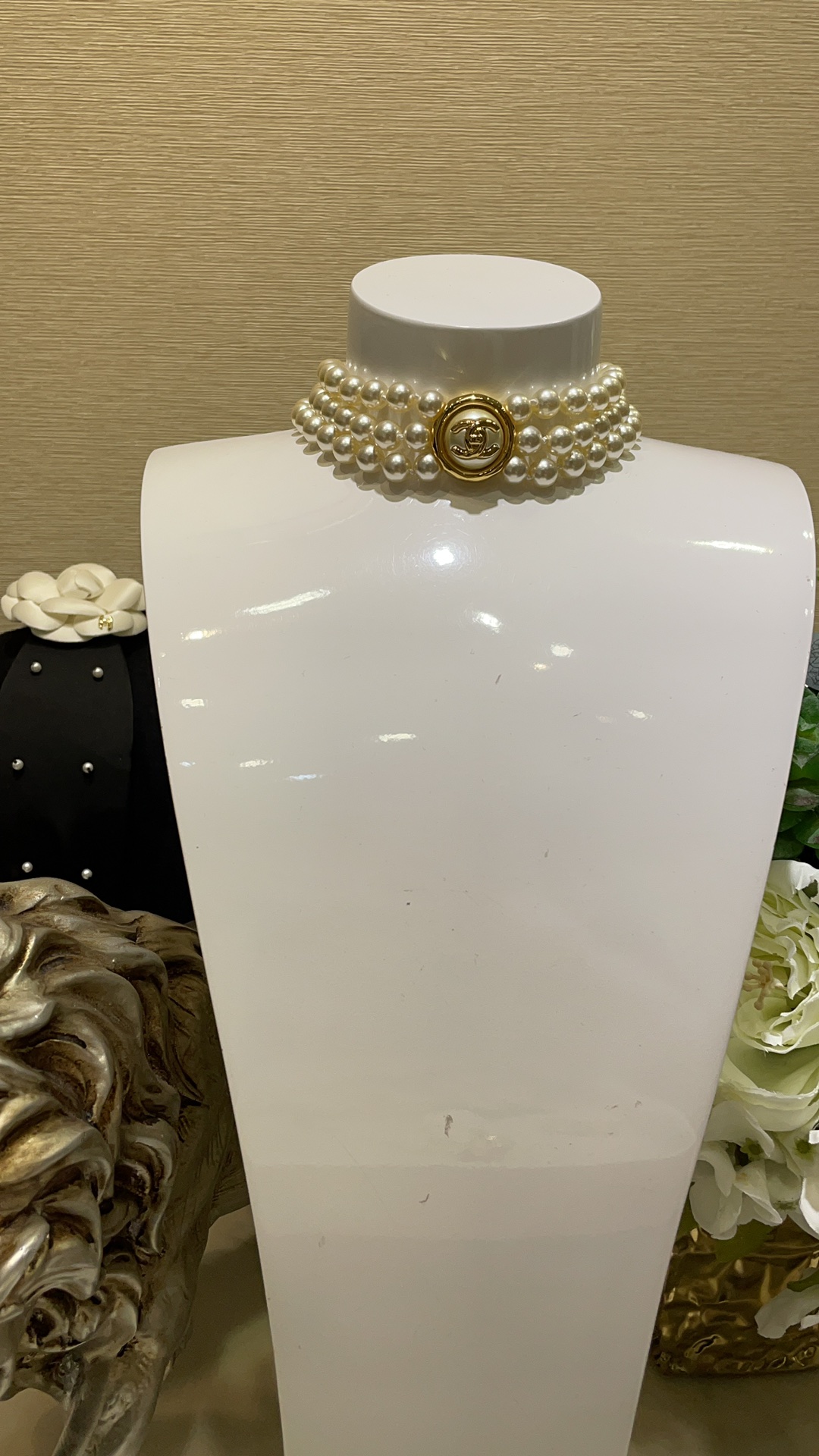 NO:631555,88300, heavy industry choker 24A new high-end handmade workshop gold double C button three-layer pearl necklace arrived today. The golden schoolbag buckle double C button has a vintage texture. It is matched with a three-layer pearl necklace. It is retro and high-end and shows temperament. It is super heavy to wear on the upper body and is highly recognizable. z consistent brass material, customized pearl CNC screw accessories, necklace, Cartier high-end jewelry1986090988300,今日到货重工choker 24A新款高级手工坊金色双C纽扣三层珍珠项链 金色书包扣双C纽扣很有vintage质感 搭配三层珍珠项链 复古高级又显气质 超级重佩戴上身极具辨识度 z一致黄铜材质 定制珍珠cnc螺丝配件,,necklace,卡迪亚高端饰品,Jewelry