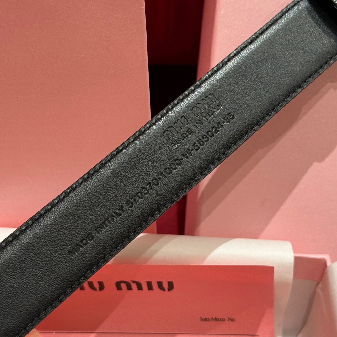 
缪缪miumiu专柜新款
这款皮革腰带是提升别致造型品味的理想之选。醒目的刻字五金徽标搭配方型针扣，手