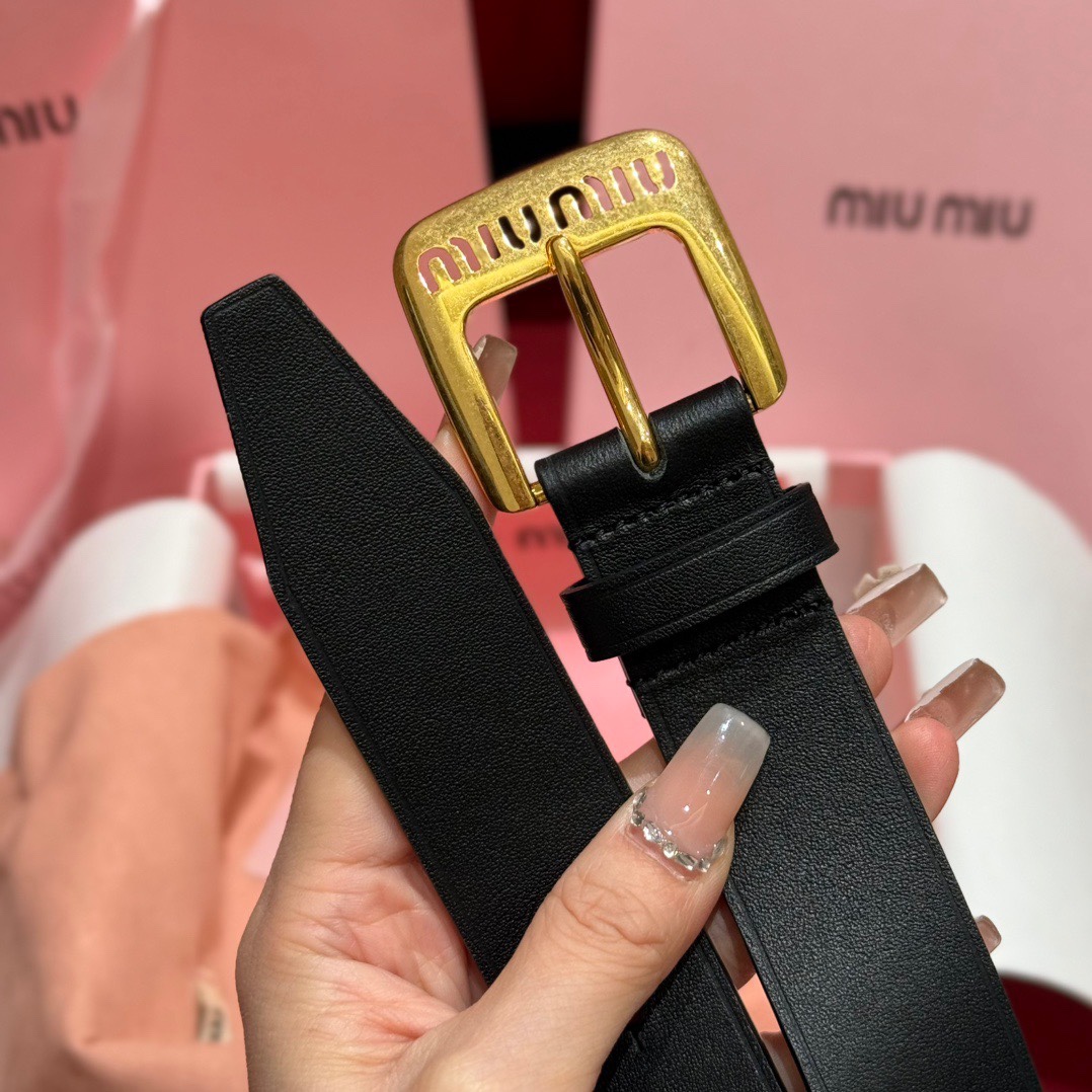 
缪缪miumiu专柜新款
这款皮革腰带是提升别致造型品味的理想之选。醒目的刻字五金徽标搭配方型针扣，手