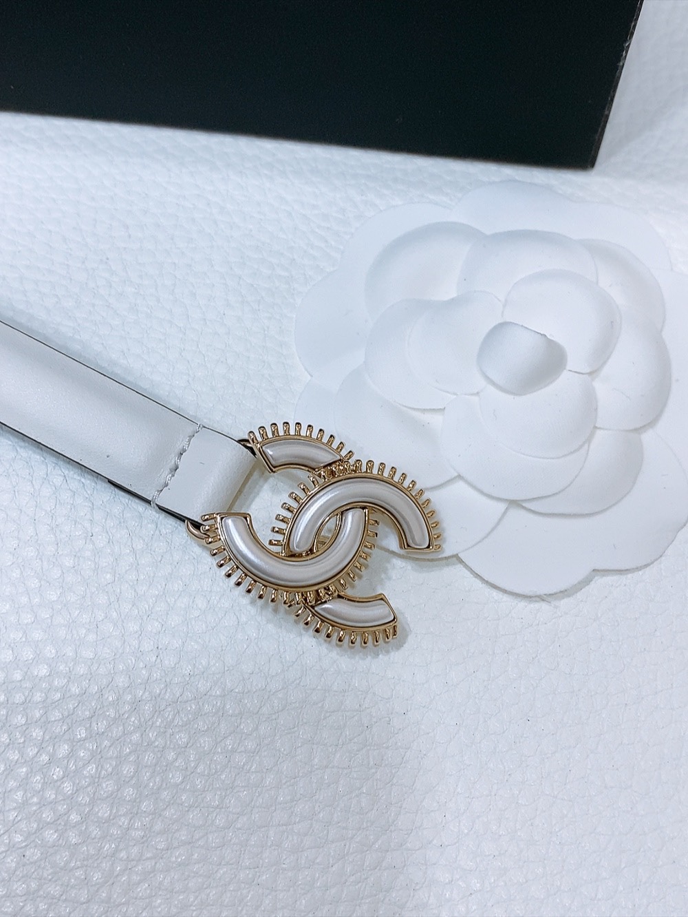 
chanel CC 树脂白 与 链齿牙金 与银 logo扣. 进口胎牛皮腰带 1.5cm精品 精致 典