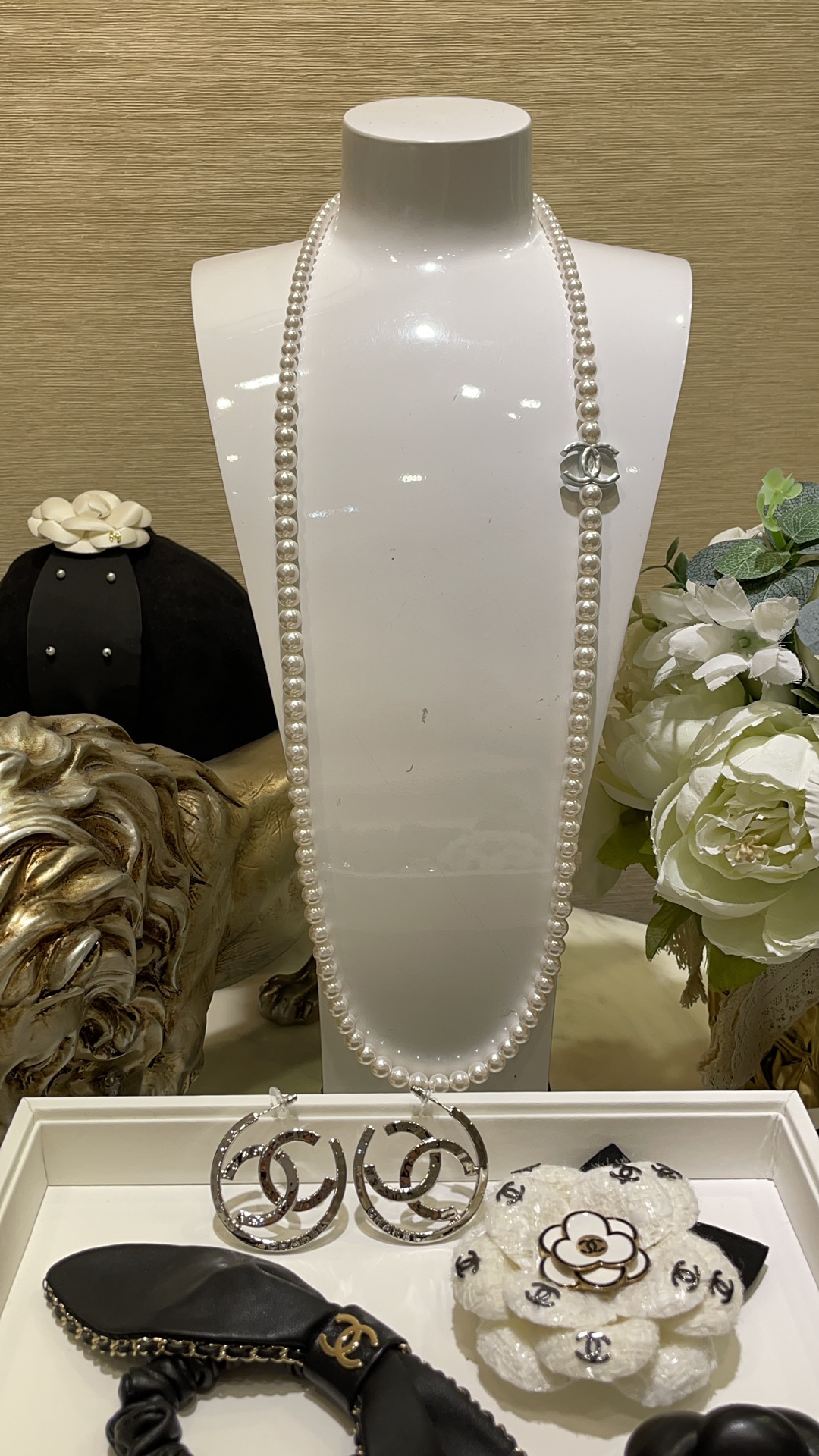 NO:635537,88240, the sweater chain arrived today. 25C new white mother-of-pearl double C pearl necklace sweater chain. White mother-of-pearl double C with classic pearl chain. Very refreshing and simple design. Not too gorgeous. Full of aura when worn on a single layer. Very layered when worn on a double layer. Consistent brass material. Customized pearls. Earn money by buying, sweaters, necklace, Cardia high-end jewelry.1986090988240,今日到货毛衣链 25C新款白色贝母双C珍珠项链毛衣链 白色贝母双C搭配经典珍珠链条 非常清爽简单的设计 没有过多的华丽感 单层佩戴气场十足 双层佩戴很有层次 z一致黄铜材质 定制珍珠 买到赚到,,sweaters,necklace,卡迪亚高端饰品,Jewelry