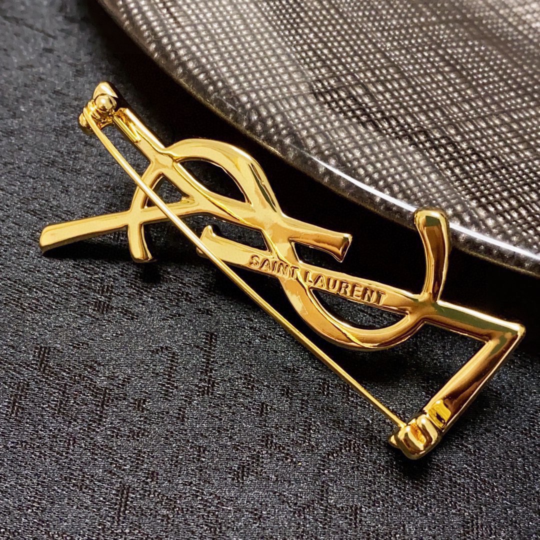 YSL Saint-Loran’s New Collection: Synchronized Women’s Accessories with Practical Pins - 图片 5