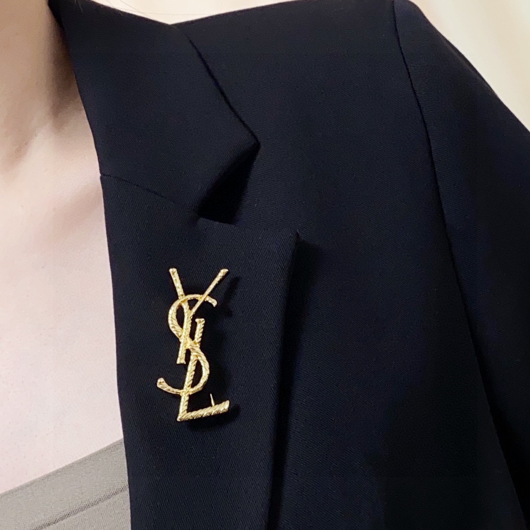 NO:108551,The new style of the YSL Saint Laurent counter is the jewelry that understands women the most. Women who devote all their efforts to be themselves often cherish the meaning of the brooch more. The Saint Laurent pins the brooch on the hat and tells the fashionable ladies who imitate her [the brooch is very practical. It can be pinned on the suit collar, pocket, hat, belt or evening dress. The jewelry is fine, saint laurent, saint laurent, business suit, brooch, breastpin, hats19860909YSL圣罗兰专柜新款同步上新胸针,是最懂女人的饰物.那些倾注了全部心血去做自己的女人,往往更珍惜胸针的意义.圣罗兰女士把胸针别在帽子上,并告诉那些模仿她的时髦女士们[胸针可是非常实用,它可以别在西装领上、口袋上、帽子上、腰带上或者是晚礼服上,饰品精品,saint laurent,saint laurent,business suit,brooch，breastpin,hats,Jewelry
