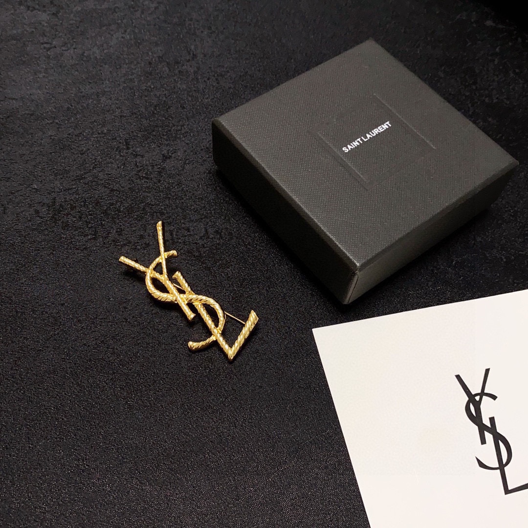 YSL Saint-Loran’s New Collection: Synchronized Women’s Accessories with Practical Pins - 图片 9