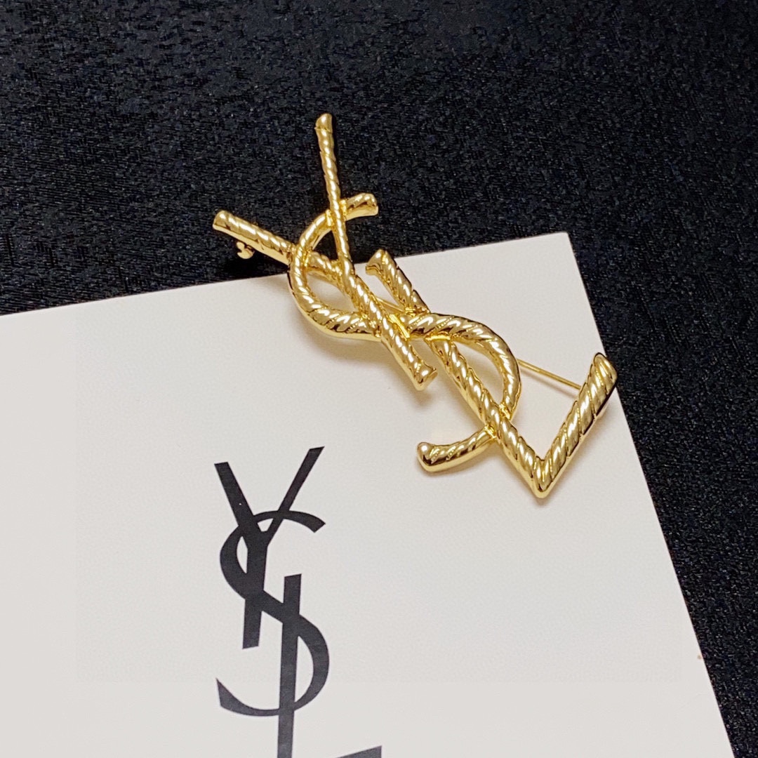 YSL Saint-Loran’s New Collection: Synchronized Women’s Accessories with Practical Pins - 图片 7