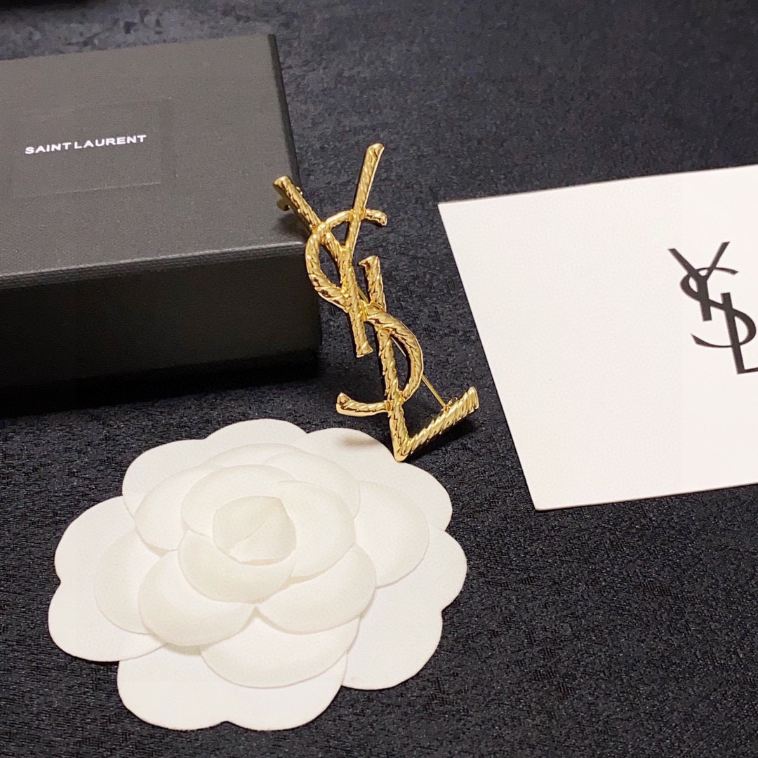 YSL Saint-Loran’s New Collection: Synchronized Women’s Accessories with Practical Pins - 图片 6
