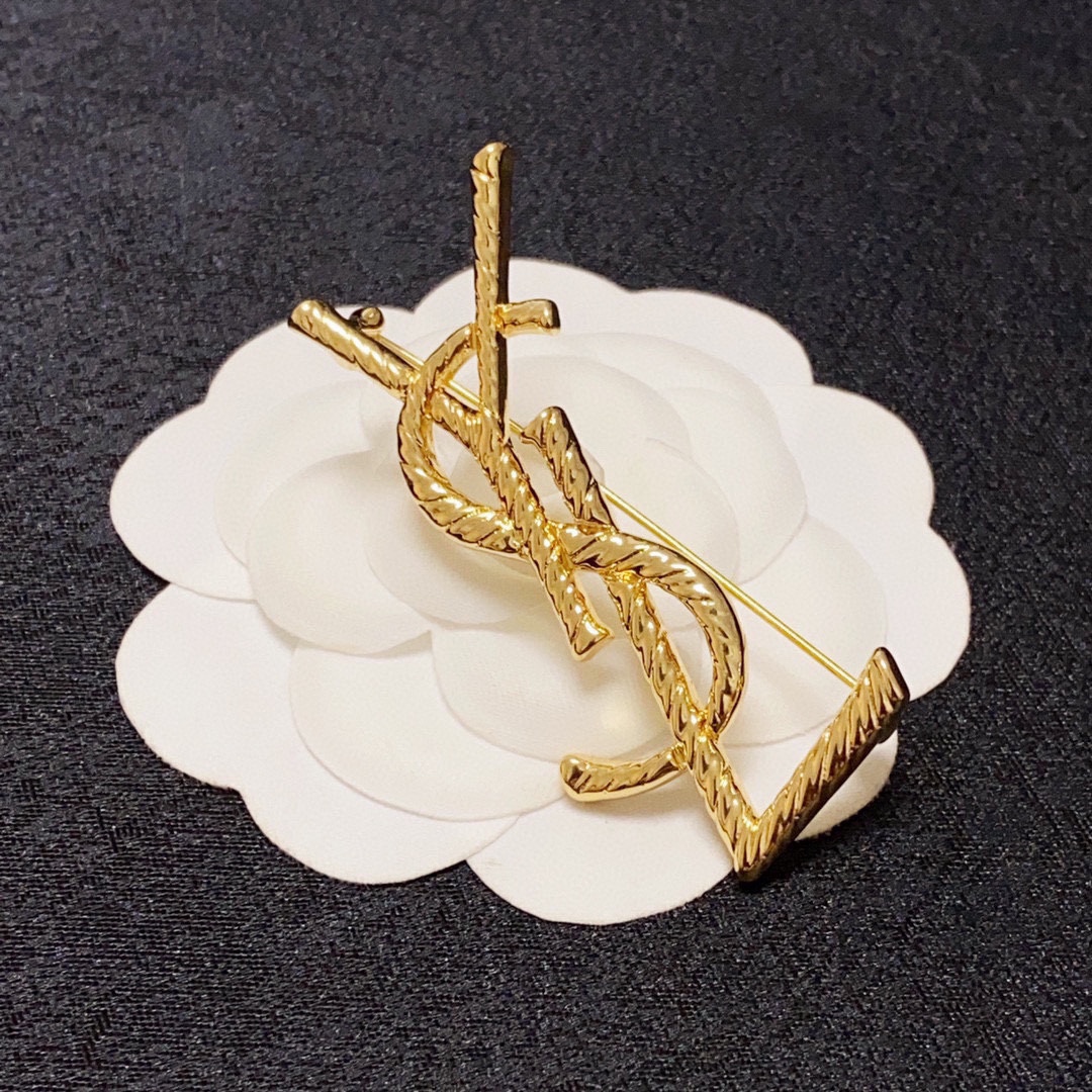 YSL Saint-Loran’s New Collection: Synchronized Women’s Accessories with Practical Pins - 图片 4