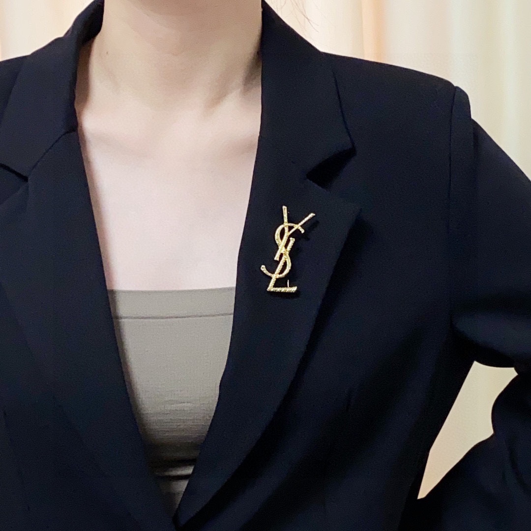 YSL Saint-Loran’s New Collection: Synchronized Women’s Accessories with Practical Pins - 图片 2