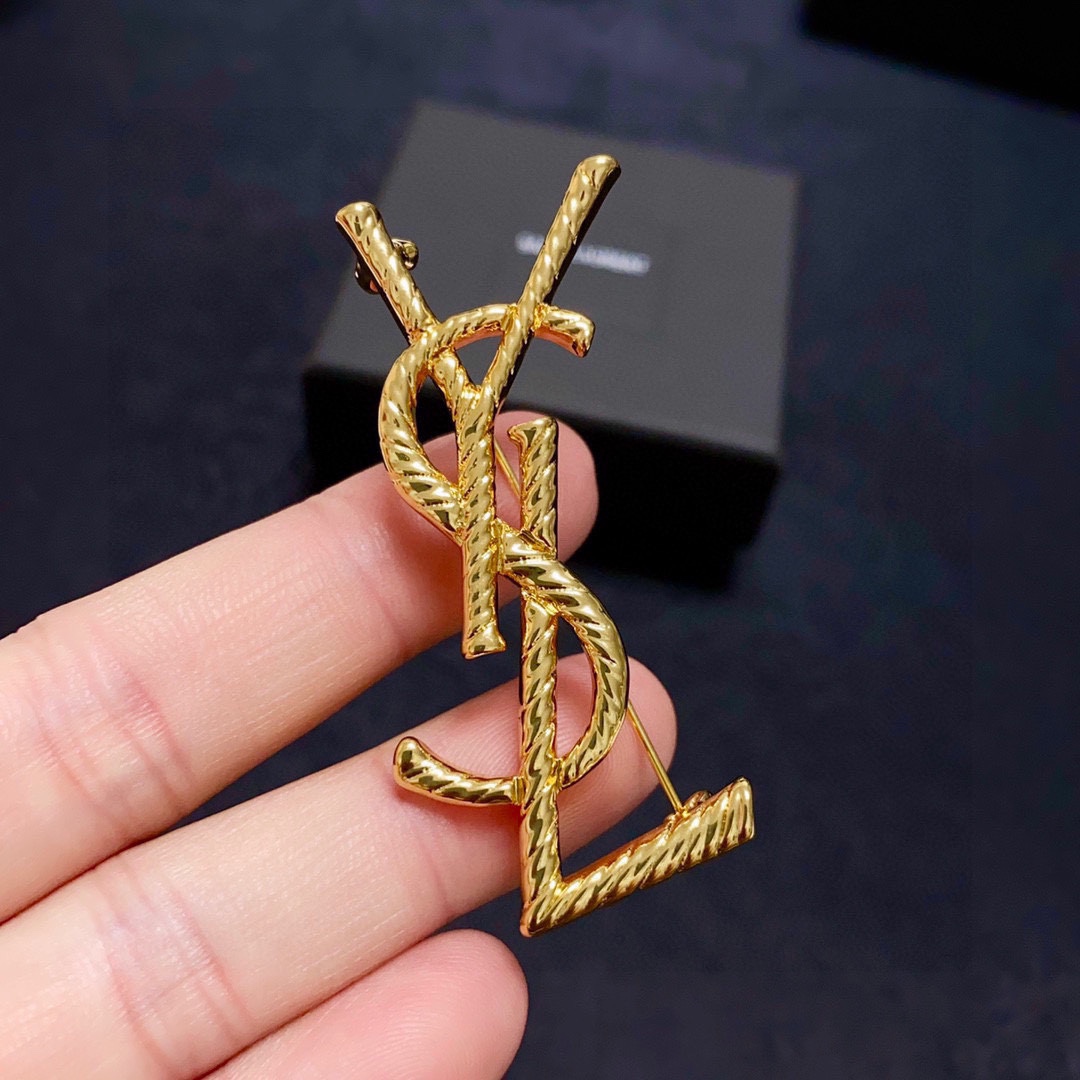 YSL Saint-Loran’s New Collection: Synchronized Women’s Accessories with Practical Pins - 图片 8
