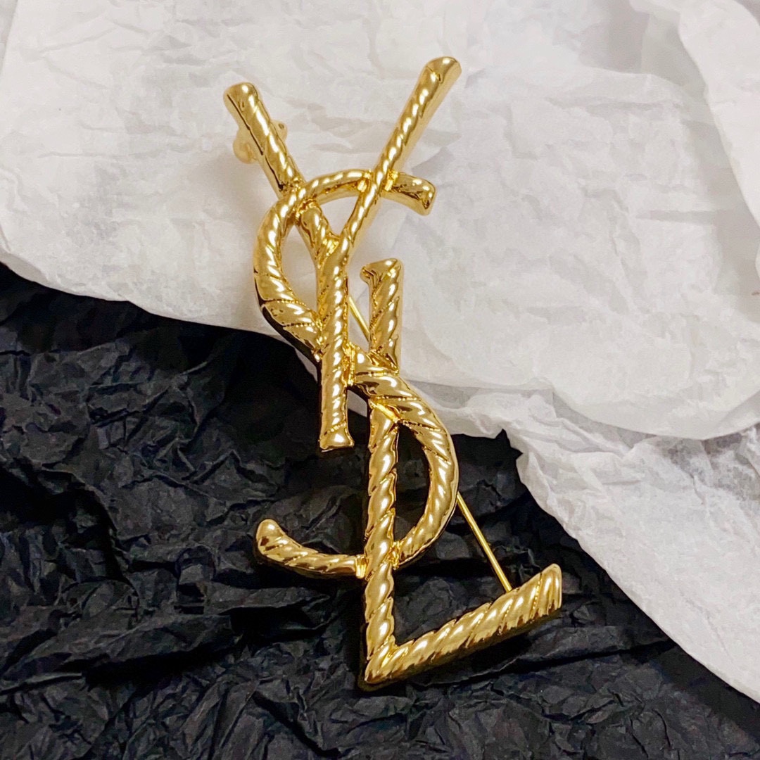 YSL Saint-Loran’s New Collection: Synchronized Women’s Accessories with Practical Pins - 图片 3