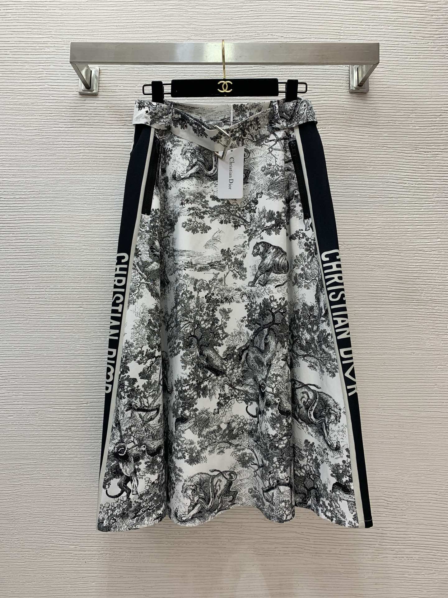NO:309301,Model number D24121475 Dio* newest classic animal jungle Juyi pattern print, letter logo on both sides decorated with high waist slim long skirt with belt!  (M size waist 72, skirt length 79), dior, skirt 79, alexander wang19860909款号D24121475 Dio*新款 经典动物丛林茹伊图案印花 两侧字母logo装饰高腰显瘦长款半身裙配有腰带！（M码腰围72,裙长79）,,dior,skirts,alexander wang,Women's clothing