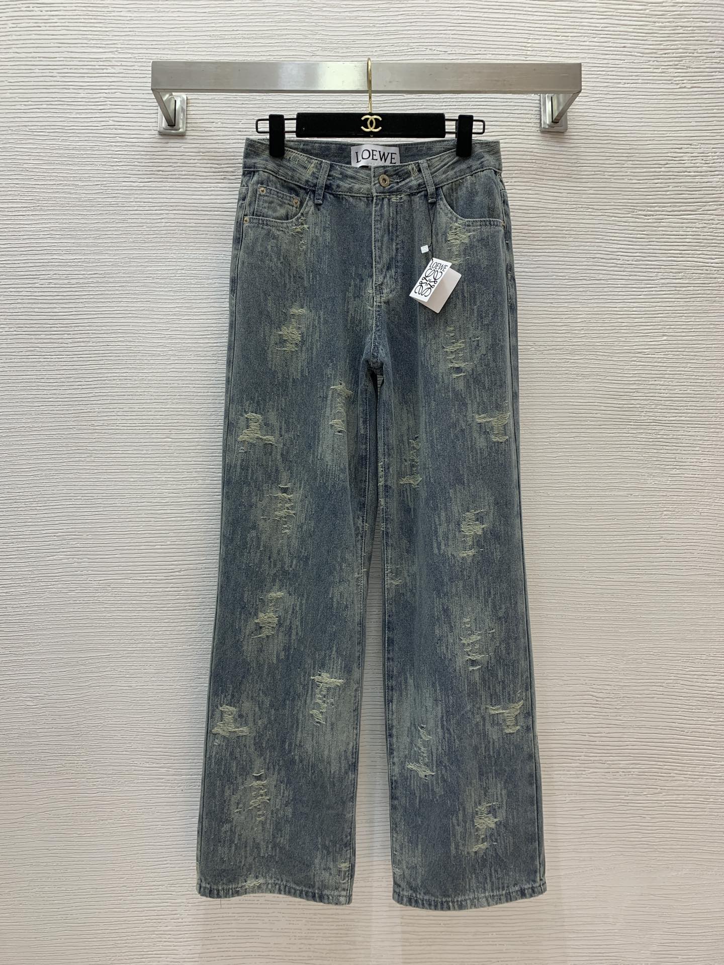 NO:325163,Model number D24121756 LOEW* new high-end custom washed cowboy cotton fabric, original letter logo hardware accessories, fashionable and personalized wear-out decoration medium and high waist loose straight wide-leg jeans and trousers!  (M size waist circumference 72, pants length 104) hair, loewe, jeans, alexander wang19860909款号D24121756 LOEW*新款高端定制洗水牛仔棉面料、原版字母logo五金配件、时尚个性磨破装饰中高腰宽松直筒阔腿牛仔裤长裤！（M码腰围72,裤长104）发,,loewe,jeans,alexander wang,Women's clothing