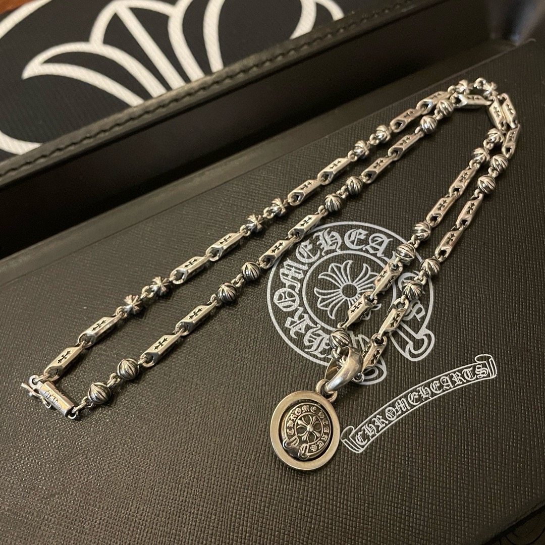 NO:109032,New [Counter Quality] Chrome Hearts Croxin Classic retro diamond cross necklace, flexible cross pendant, different pattern design styles with concave and convex shapes, presenting unique crosses. Cross Scout flowers are Croxin's ambition, so they last longer. Genuine version of Chrome Hearts Croxin, differentiated from the market, benchmarked on the quality of the version, looking at the details of the letter printing, retro old gray oxygen level. Seiko version!  !  !  Pure handmade ~ Authentic model opening must-have fashion and fashion, both men and women can wear it, same style for couples, original official website, rock punk style silver style, retro elements, trendy and versatile!  , jewelry boutique, chrome hearts, chrome hearts, necklace19860909新款【专柜品质】Chrome Hearts克罗心 经典复古菱形十字架项链 灵动十字架吊坠 凹凸造型不同的花纹设计风格 呈现出与众不同 十字架 童军花是克罗心的志 所以更经久不衰 正品打版Chrome Hearts克罗心 区别市场普通轻版 对版对标品质 看字印细节 复古做旧灰氧程度.精工版本！！！ 纯手工打造 ～正品开模潮流时尚必备 男女均可佩戴 情侣同款 官网原版 摇滚朋克泰银风格 复古元素 潮流百搭！,饰品精品,chrome hearts,chrome hearts,necklace,Jewelry