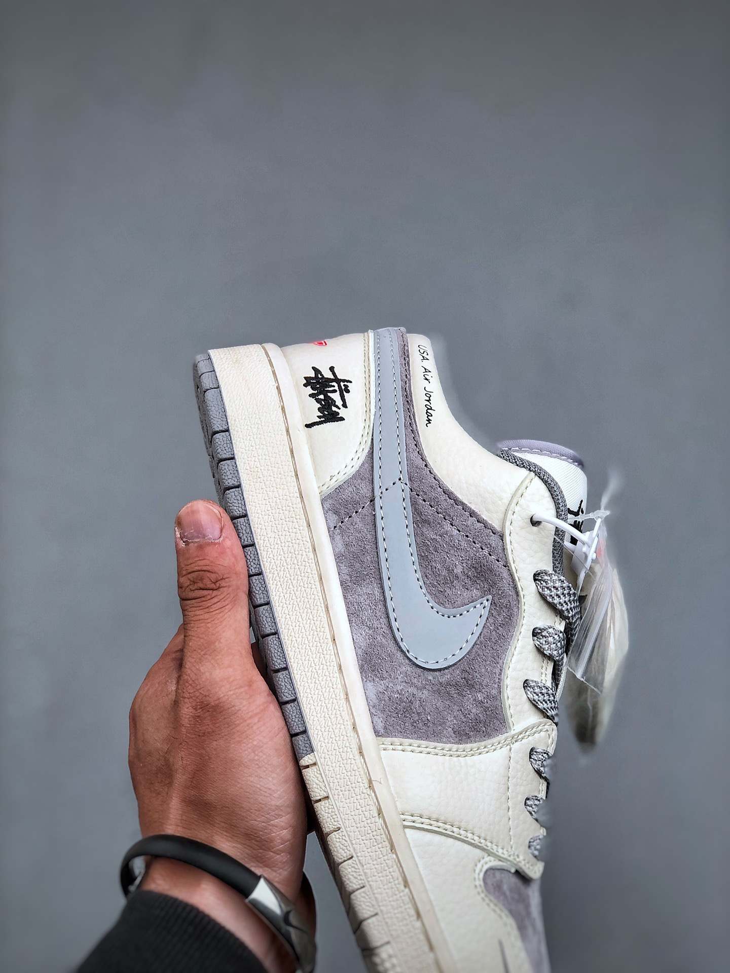 💰340纯原版本
Air Jordan 1 Low AJ1 乔1 斯图西联名-米灰双色 高端定制 低帮复古篮球鞋 SJ9950-044 #定制鞋盒 大厂纯原品质出货 超高清洁度 皮料切割干净无任何毛边 细节完美 尺码：36 36.5 37.5 38 38.5 39 40 40.5 41 42 42.5 43 44 44.5 45