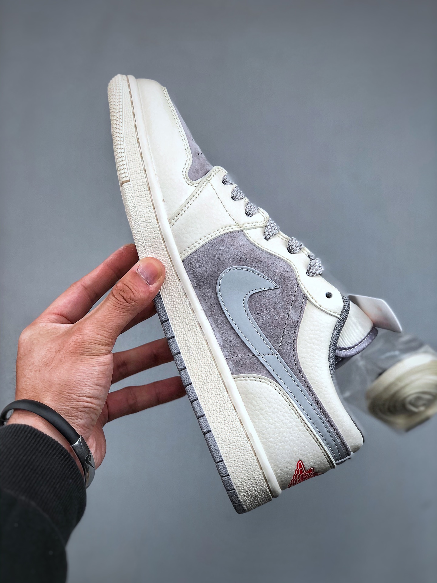 💰340纯原版本
Air Jordan 1 Low AJ1 乔1 斯图西联名-米灰双色 高端定制 低帮复古篮球鞋 SJ9950-044 #定制鞋盒 大厂纯原品质出货 超高清洁度 皮料切割干净无任何毛边 细节完美 尺码：36 36.5 37.5 38 38.5 39 40 40.5 41 42 42.5 43 44 44.5 45