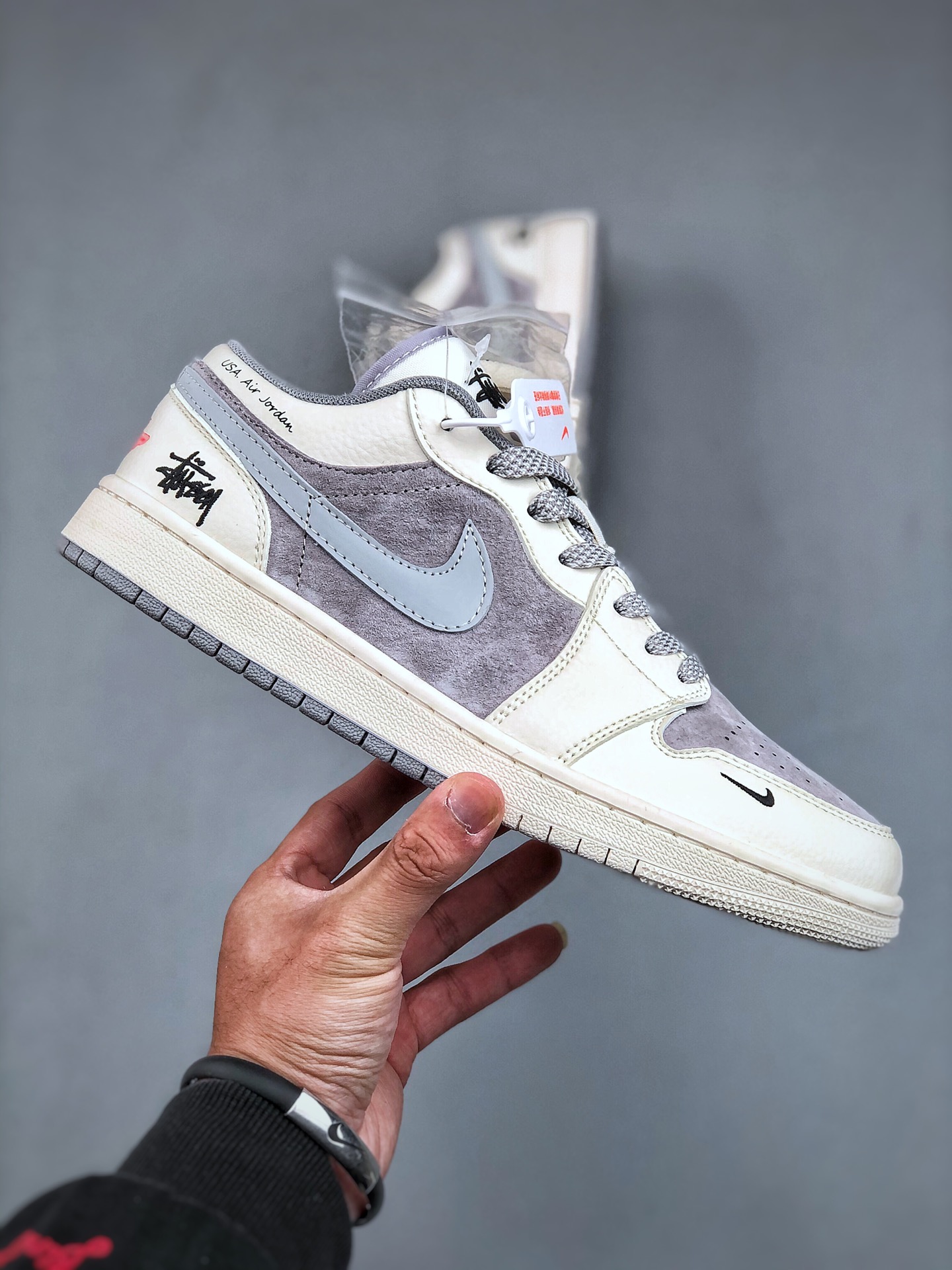 💰340纯原版本
Air Jordan 1 Low AJ1 乔1 斯图西联名-米灰双色 高端定制 低帮复古篮球鞋 SJ9950-044 #定制鞋盒 大厂纯原品质出货 超高清洁度 皮料切割干净无任何毛边 细节完美 尺码：36 36.5 37.5 38 38.5 39 40 40.5 41 42 42.5 43 44 44.5 45